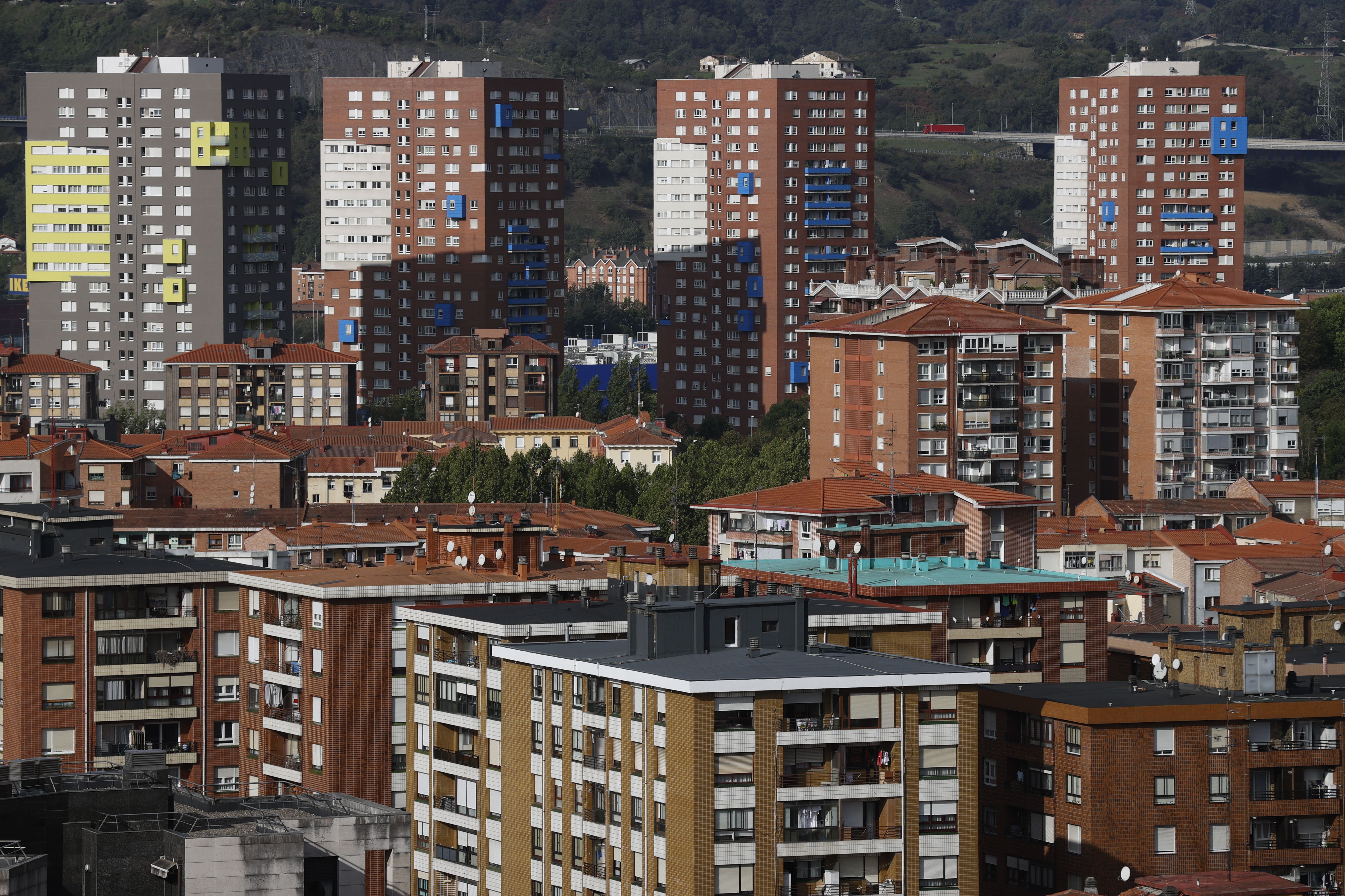 Barakaldoko etxe batzuk (Bizkaia), artxiboko irudi batean. MIGUEL TOÑA / EFE