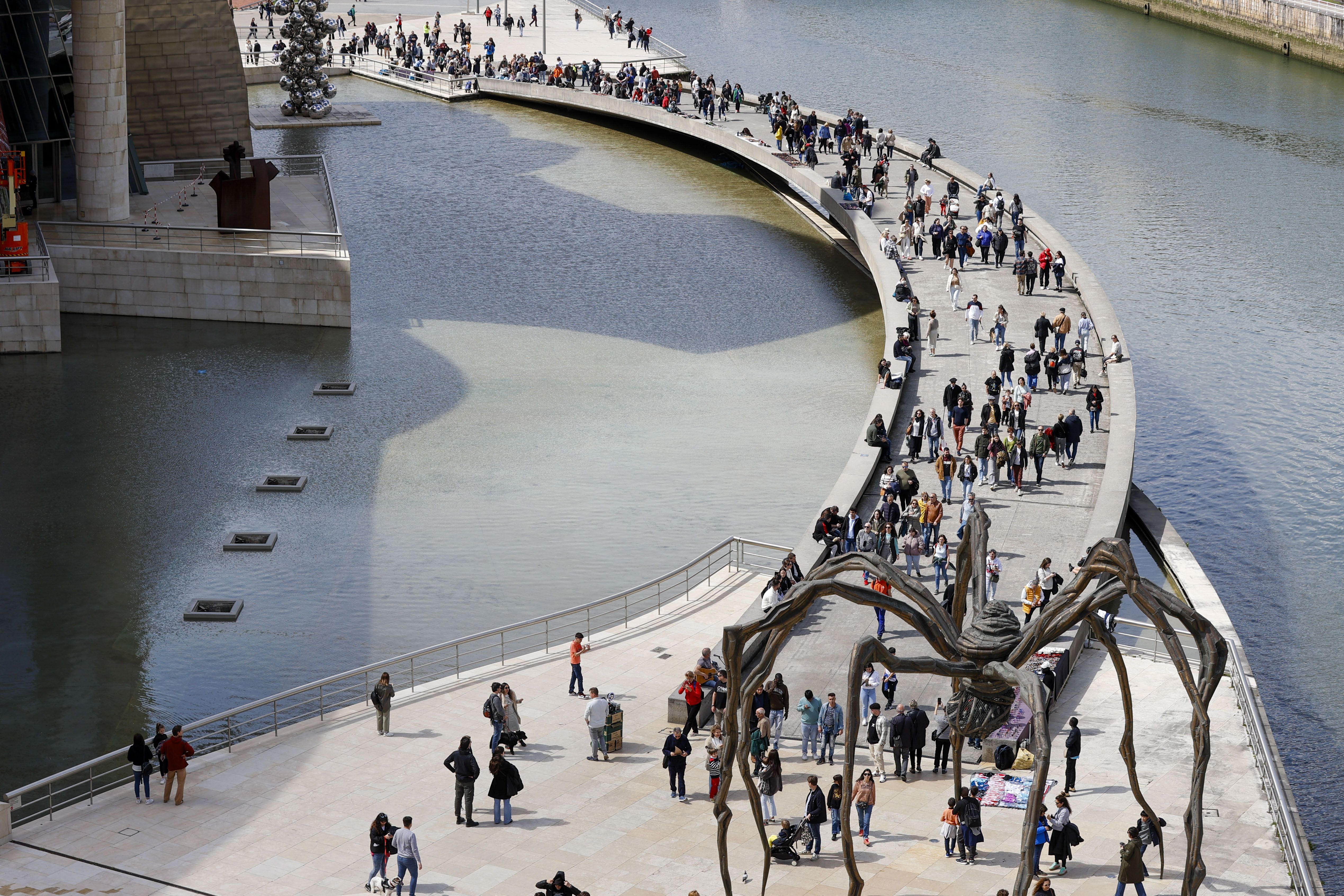 Bisitari ugari Bilboko Guggenheim museoaren kanpoaldean, martxoaren azkenetan. LUIS TEJIDO / EFE