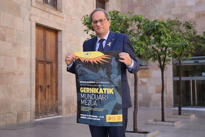 Quim Torra Kataluniako presidentea, Gure Esku Dago-k larunbaterako antolatu duen ekitaldia iragartzeko kartelarekin. @GUREESKUDAGO