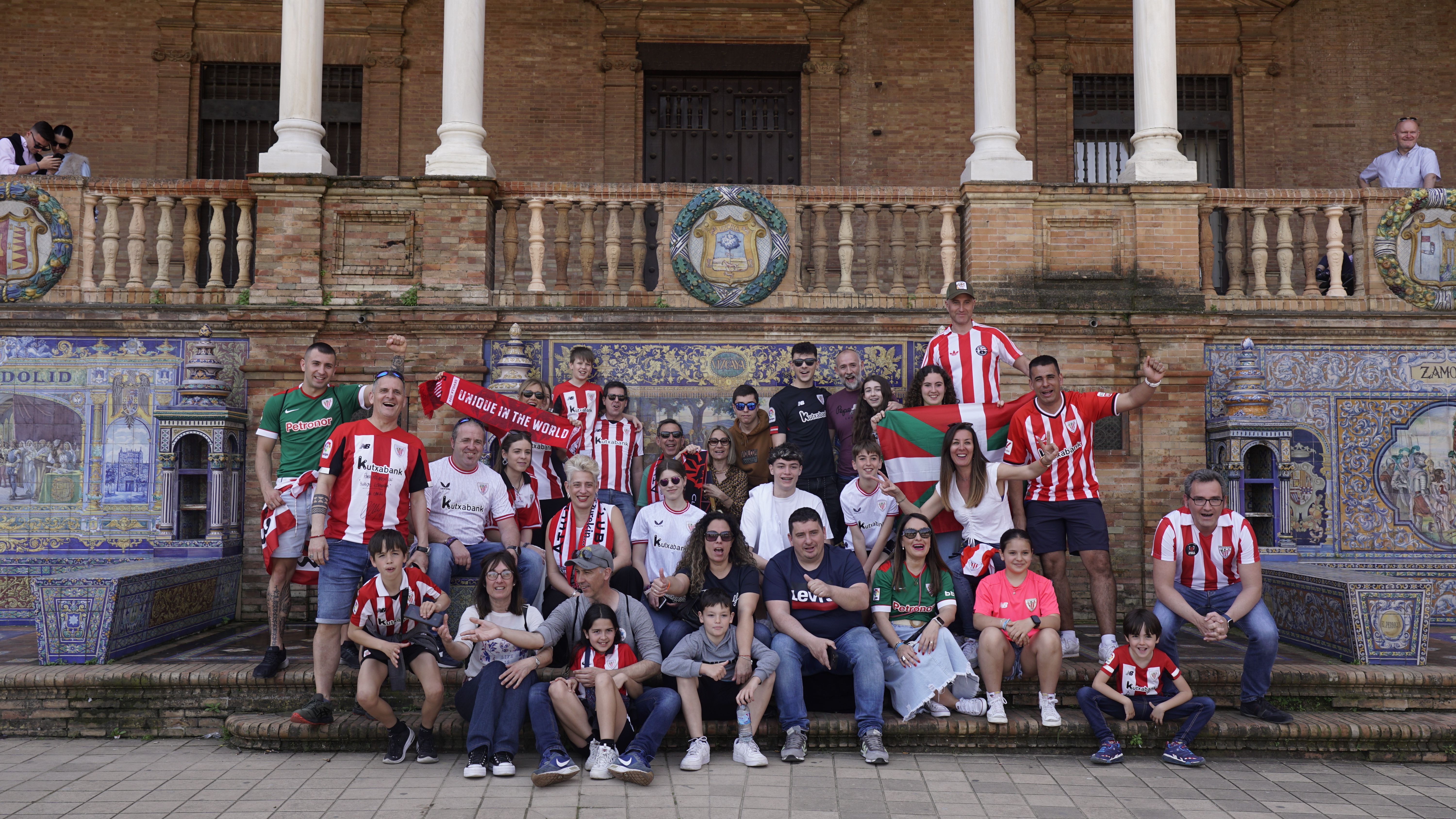 Athleticeko zaleak Espainia plazako 'Bizkaia' txokoan. OLI ARTOLA