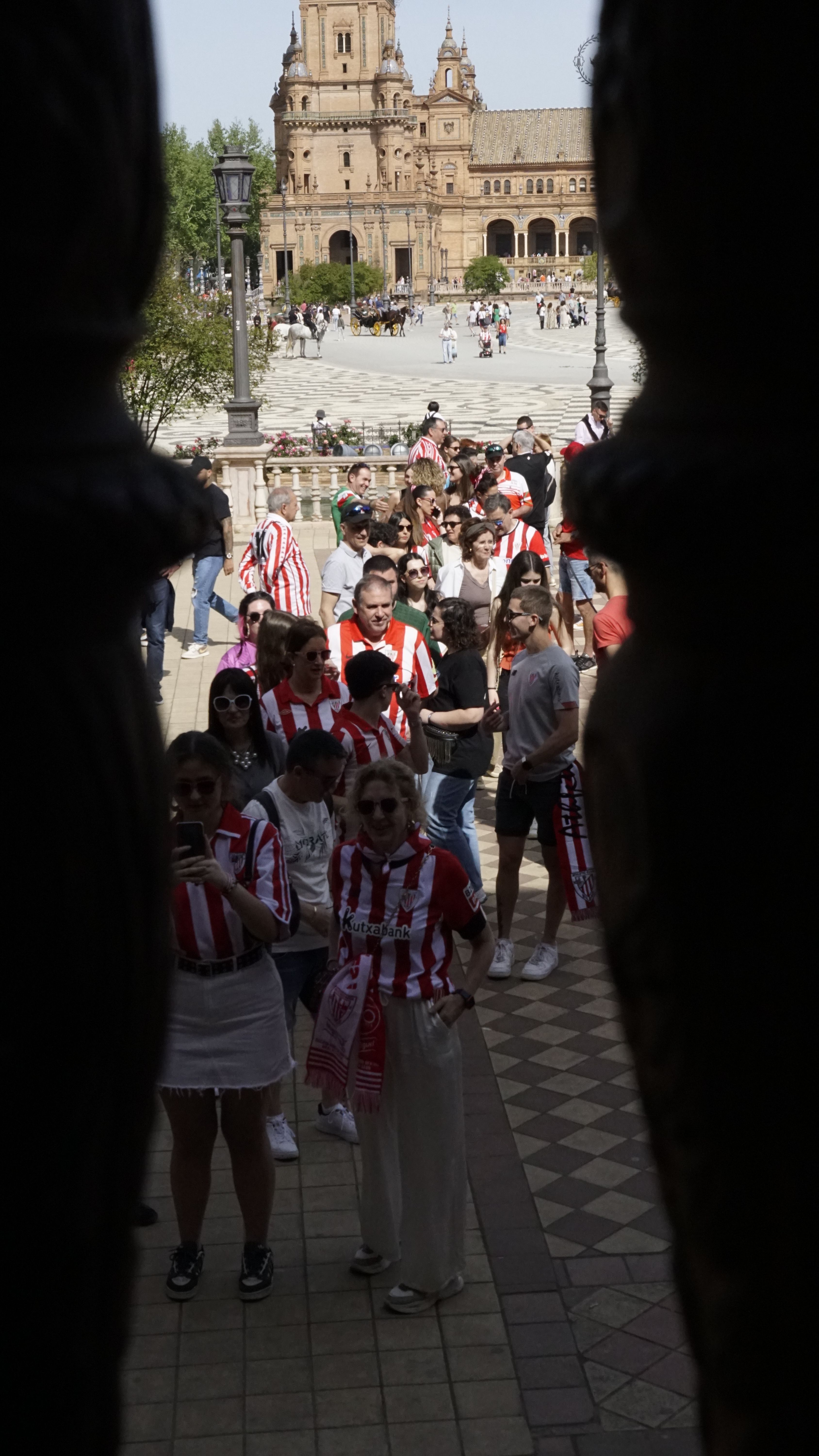 Athleticeko zaleak argazkia ateratzeko ilaran zain. OLI ARTOLA