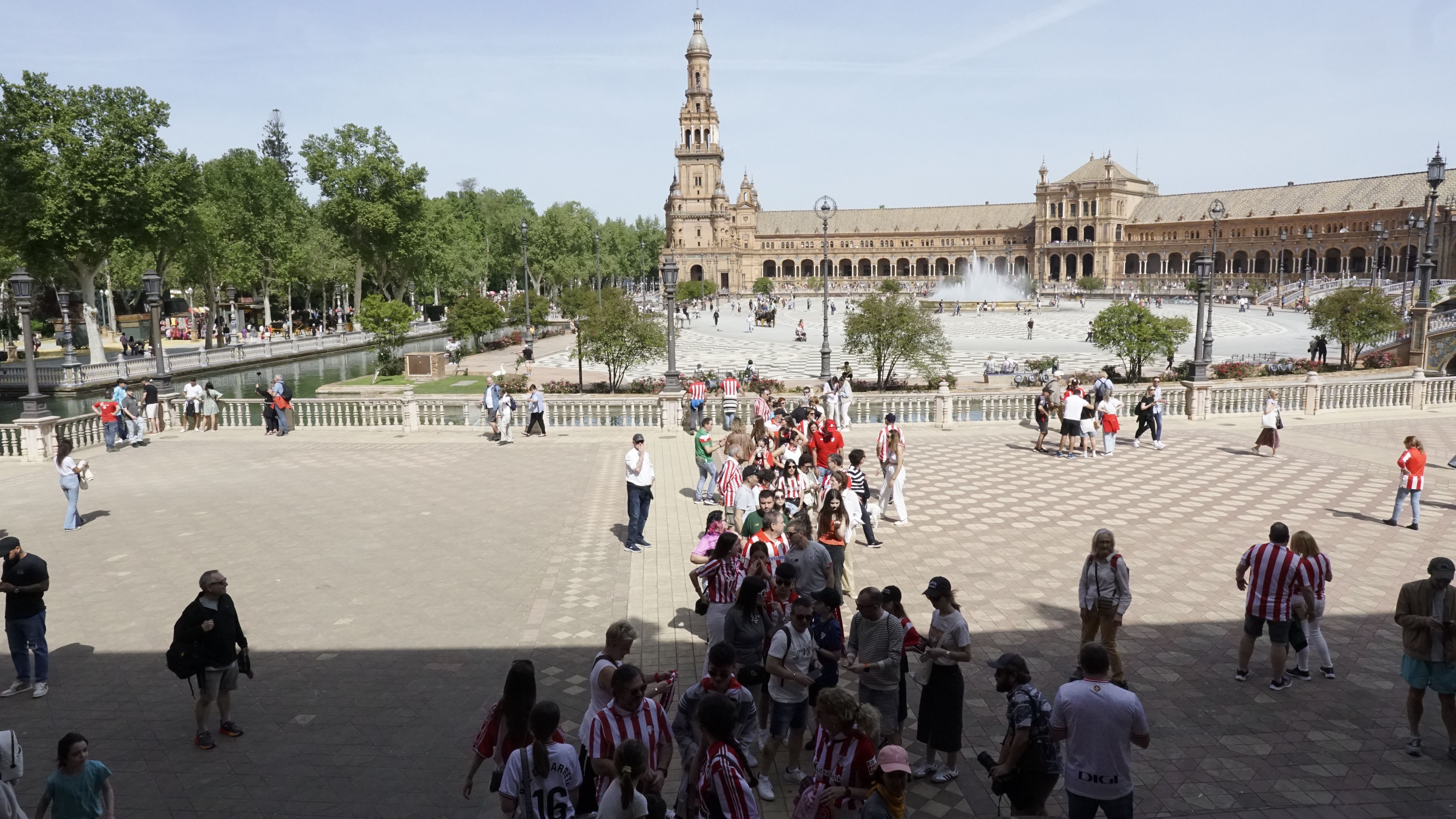 Athleticeko zaleak ilara egiten Espainiako plazako argi itzaletan. OLI ARTOLA