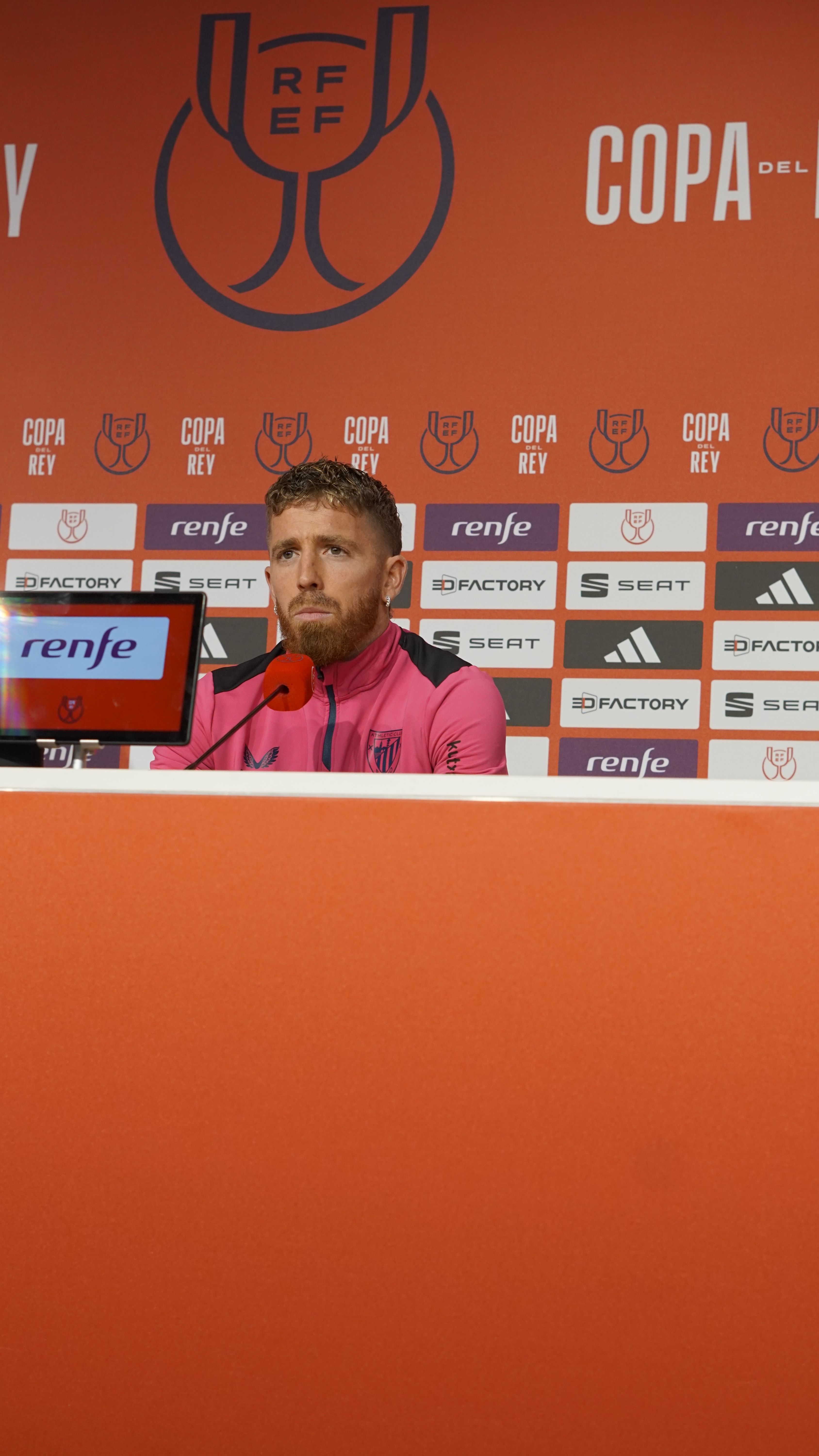 Iker Muniain Athleticeko entrenatzailea finaleko aurreko prentsurrekoan. OLI ARTOLA