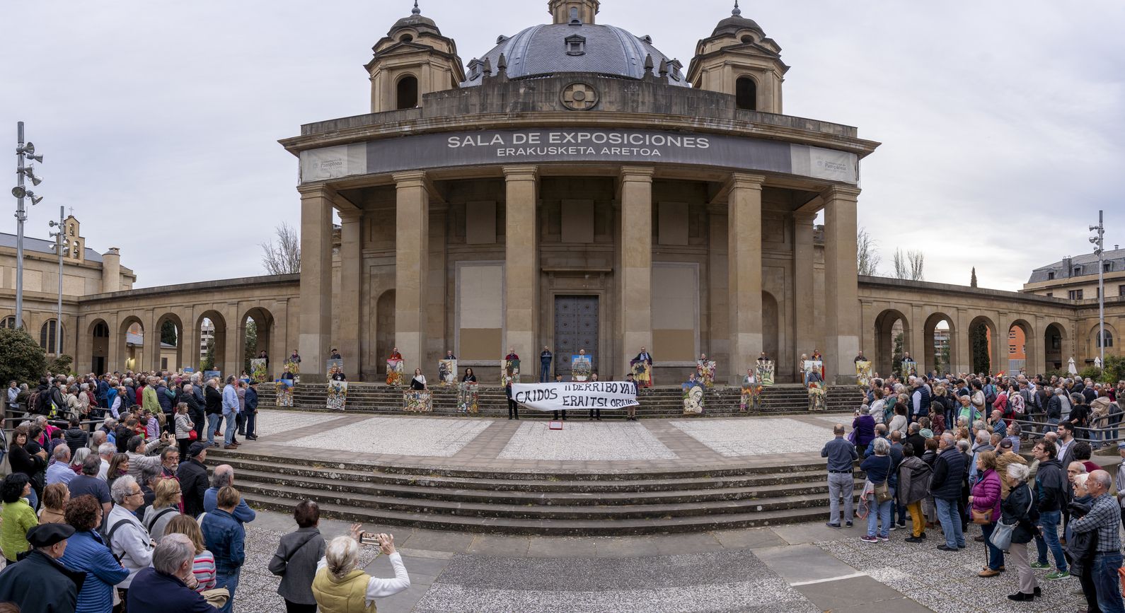 Iragan ostiralean protesta egin zuten Nafarroako 26 elkarte memorialistak Iruñean, Erorien Monumentua eraits dezatela eskatzeko. IÑIGO URIZ / FOKU