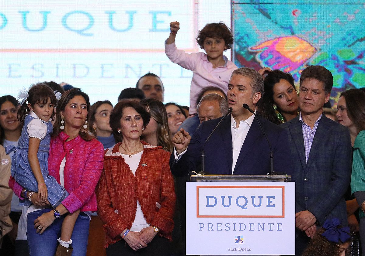 Ivan Duque Zentro Demokratikoa alderdiaren presidentegaia garaipena ospatzen, herenegun, Bogota hiriburuan. MAURICIO DUEÑAS CASTAÑEDA / EFE.
