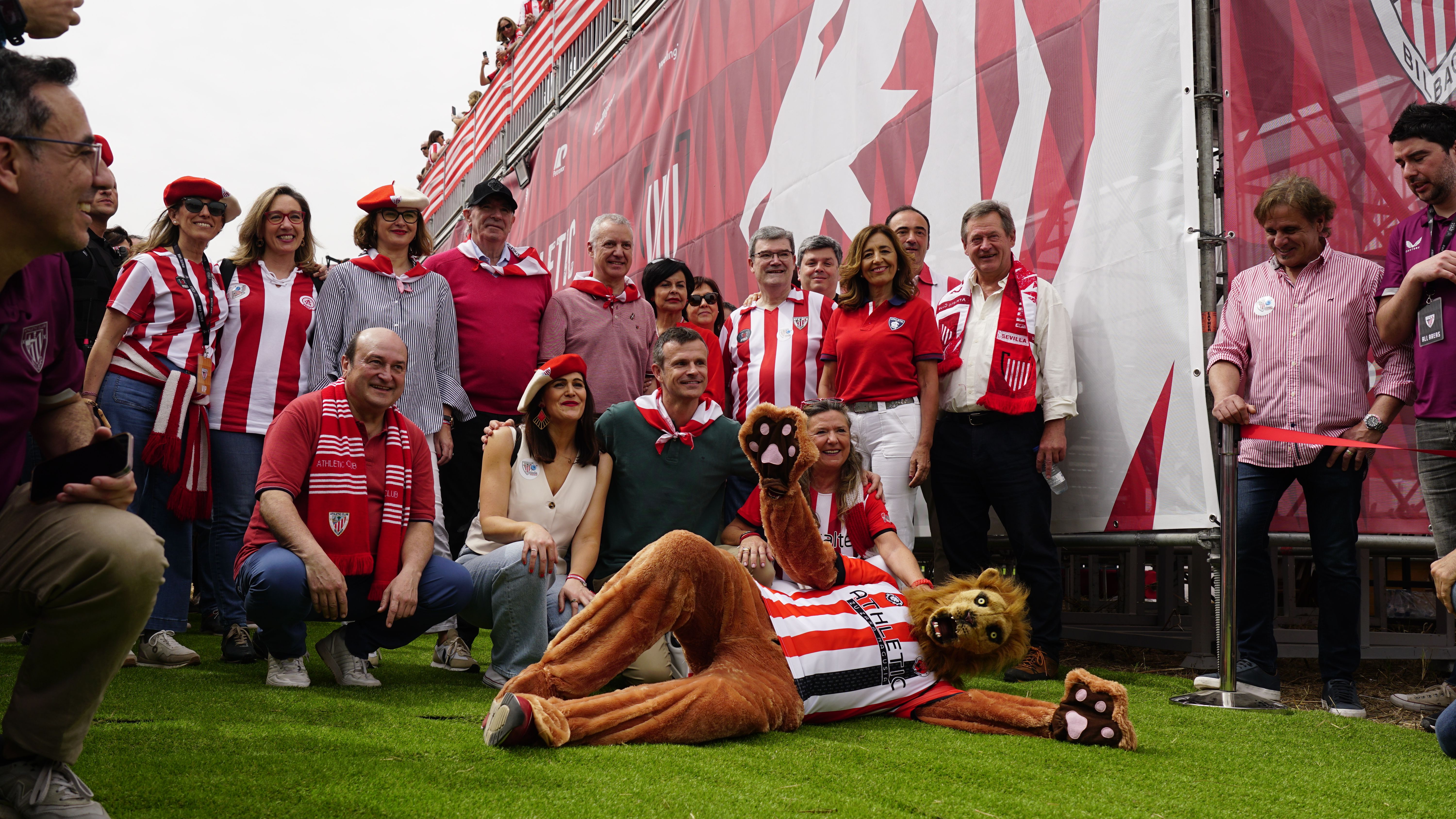  Athleticeko arduradunak eta politikariak, Athletic Hirian. OLI ARTOLA