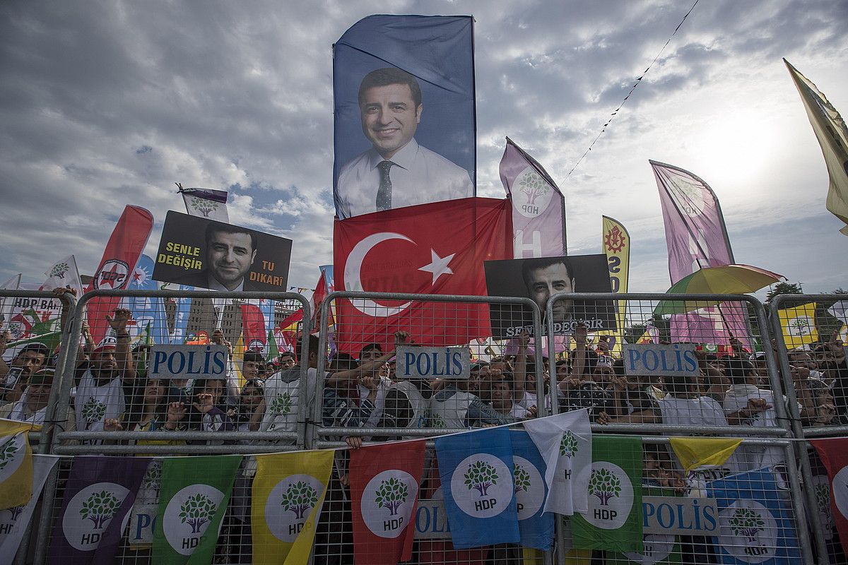 Selahattin Demirtas HDPren presidentetzarako hautagai espetxeratuaren argazkiak, herenegun, koalizioak Istanbulen egin zuen ekitaldi batean. SEDAT SUNA / EFE.