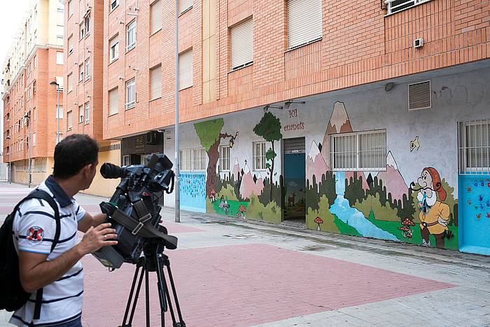 Bi umeak hil zituzten etxearen ataria. DOMENECH CASTELLó, EFE