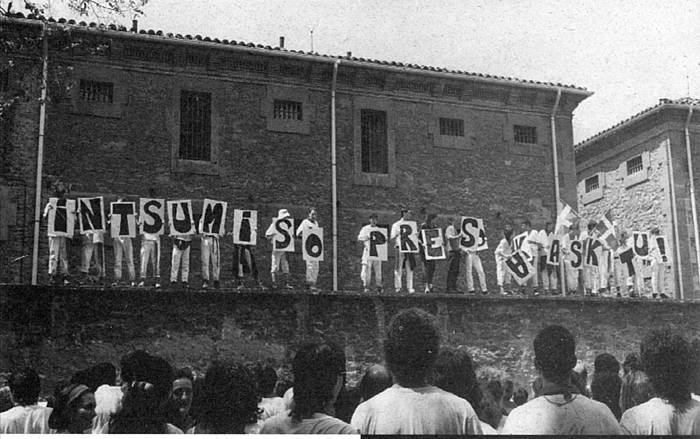 Intsumisioaren aldeko protesta Iruñeko kartzela zaharrean, 1995eko sanferminetan. ZORTZIKOA