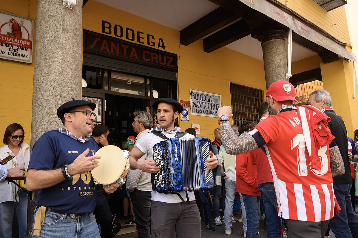 Athleticen zaleak, Sevillan, azken asteburuan. RAUL CARO / EFE