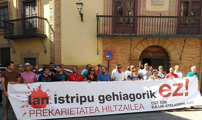 Lan istripuak salatzeko elkarretaratze bat. BERRIA