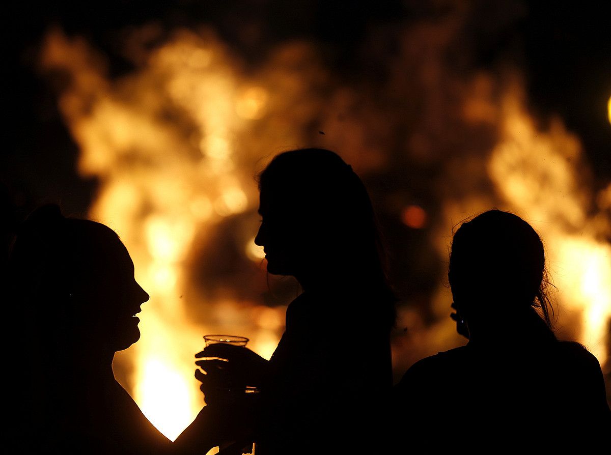 San Joan gaueko sua, Donostiako Zurriola hondartzan, orain bi urte. JAVIER ETXEZARRETA / EFE.