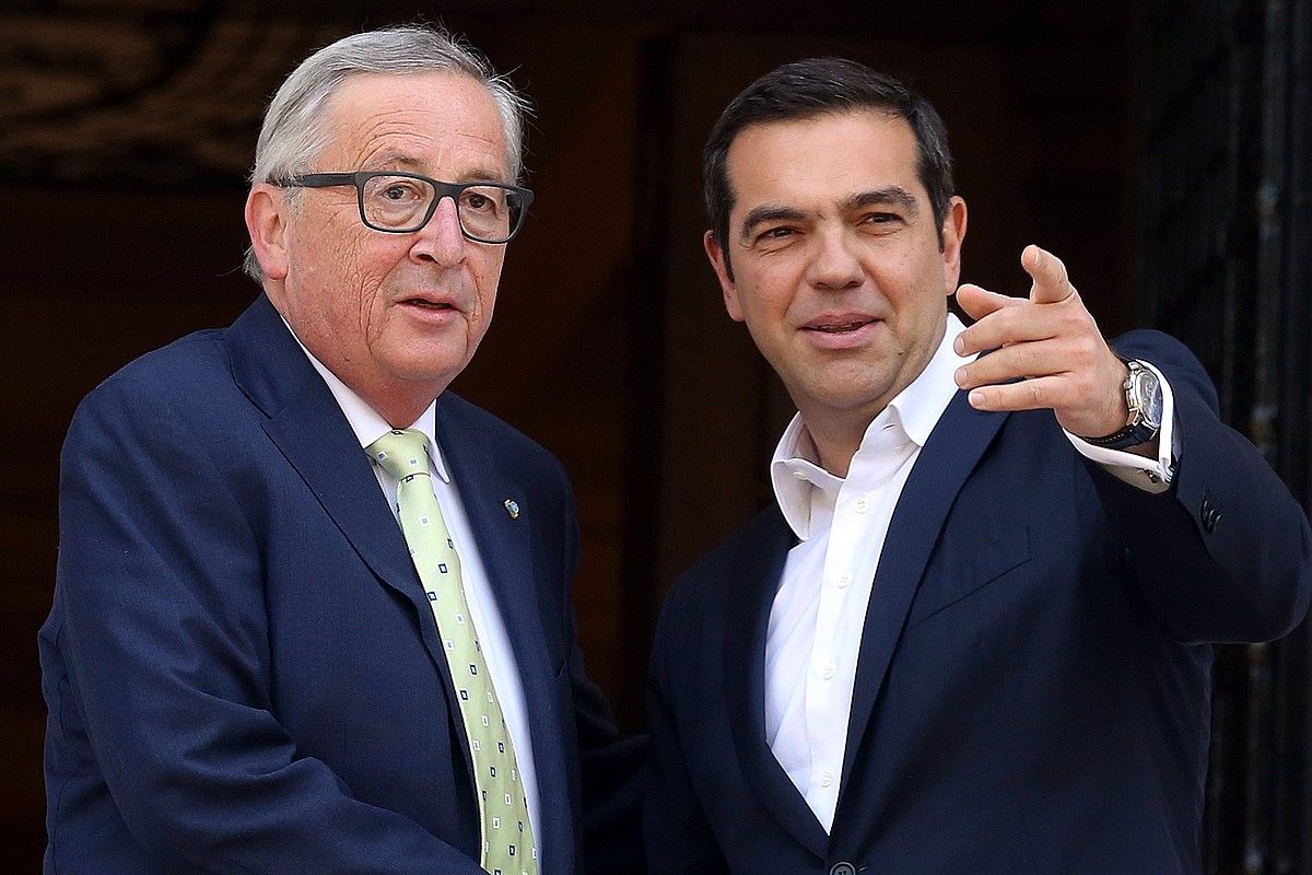 Juncker eta Tsipras, pasa den apirilean egindako bileran. ORESTIS PANAGIOTOU / EFE.