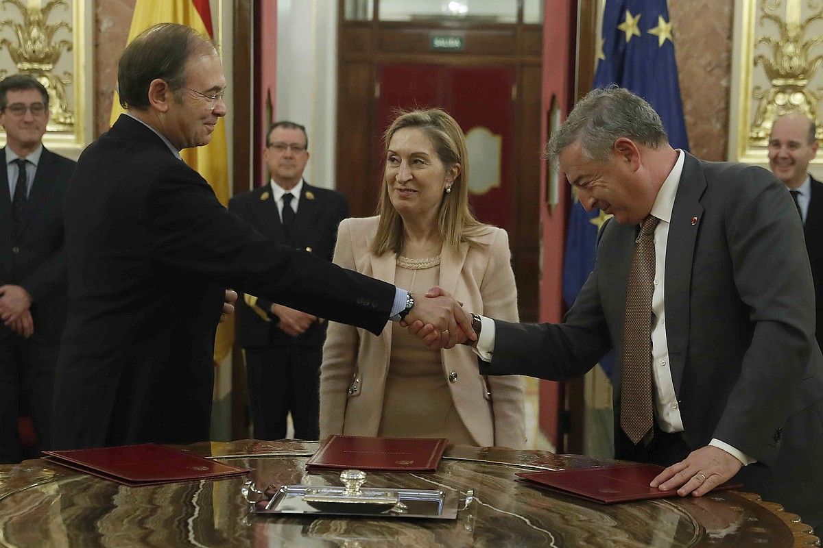Pio Garcia Escudero Espainiako Senatuko presidentea, Ana Pastor Espainiako Diputatuen Kongresuko presidentea eta Jose Antonio Sanchez RTVEko presidentea, artxiboko irudi batean. Sanchezek bihar utziko du kargua. JAVIER LIZON / EFE. Pio Garcia Escudero Espainiako Senatuko presidentea, Ana Pastor Espainiako Diputatuen Kongresuko presidentea eta Jose Antonio Sanchez RTVEko presidentea, artxiboko irudi batean. Sanchezek bihar utziko du kargua. JAVIER LIZON / EFE.