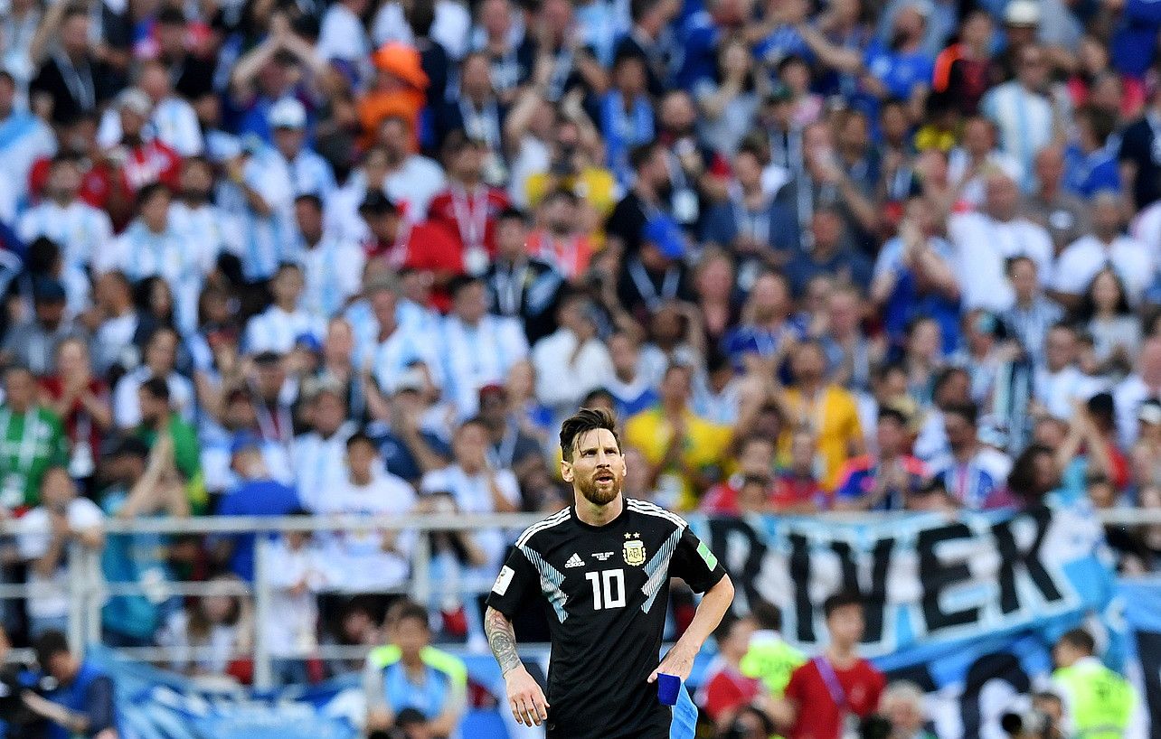 Leo Messi kezka aurpegiarekin, Islandiaren aurka berdindu ostean. FACUNDO ARRIZABALAGA / EFE.