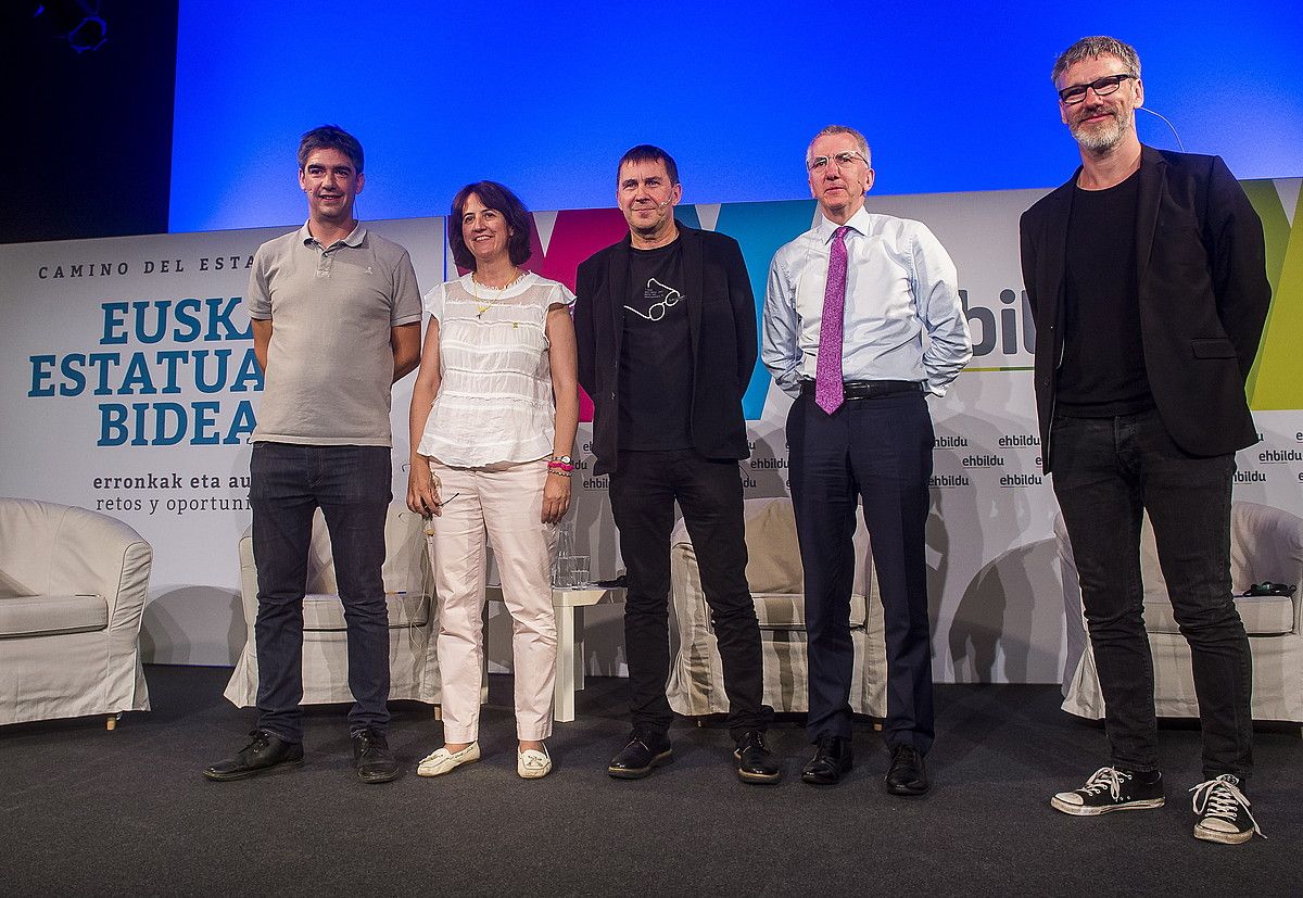 Gorka Elejabarrieta (moderatzailea), Elisenda Paluzie, Arnaldo Otegi, Mairtin O Muilleoir eta Robin McAlpine, atzo, Bilbon. LUIS JAUREGIALTZO / FOKU. Gorka Elejabarrieta (moderatzailea), Elisenda Paluzie, Arnaldo Otegi, Mairtin O Muilleoir eta Robin McAlpine, atzo, Bilbon. LUIS JAUREGIALTZO / FOKU.