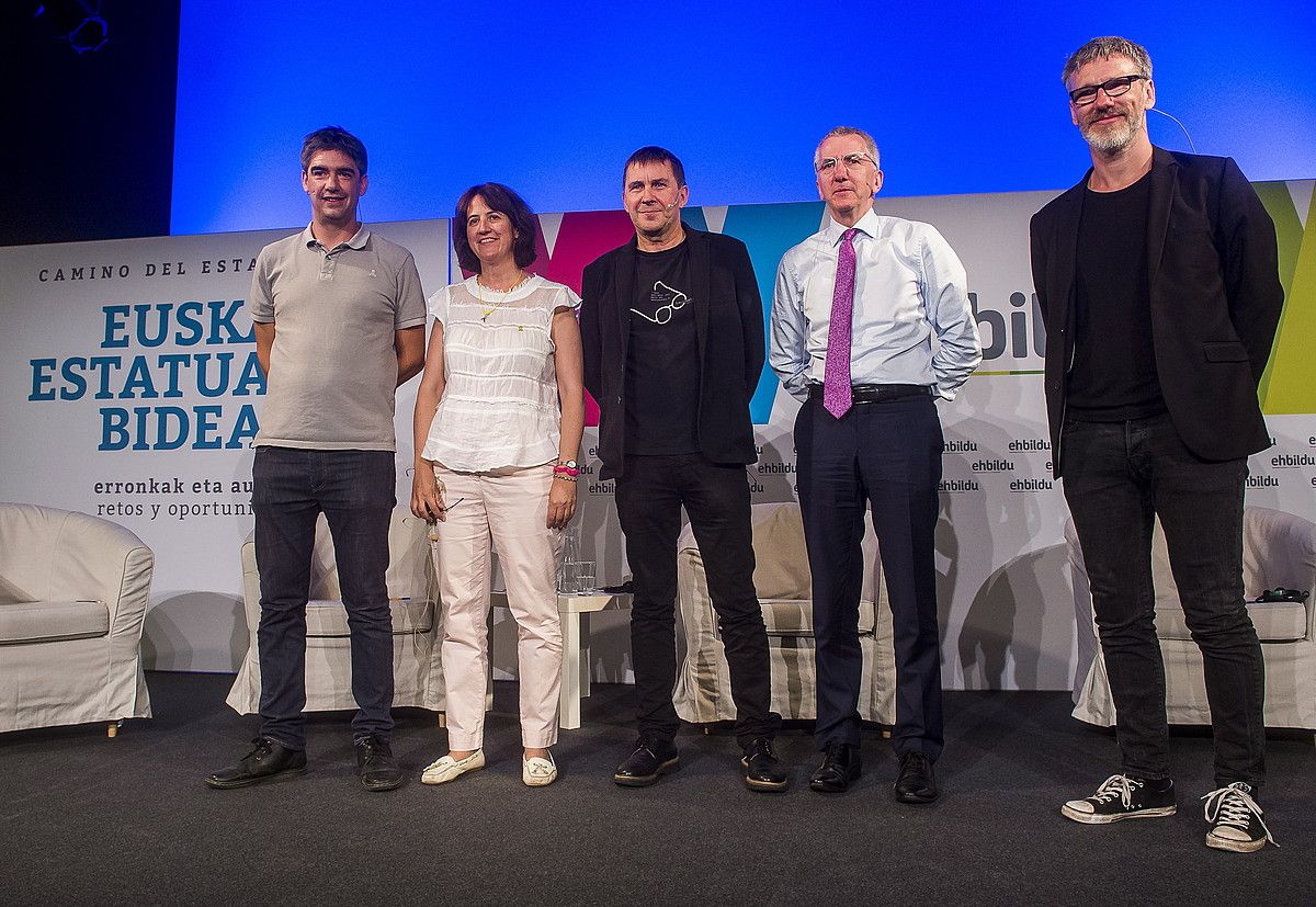 Gorka Elejabarrieta (moderatzailea), Elisenda Paluzie, Arnaldo Otegi, Mairtin O Muilleoir eta Robin McAlpine, atzo, Bilbon. LUIS JAUREGIALTZO / FOKU.