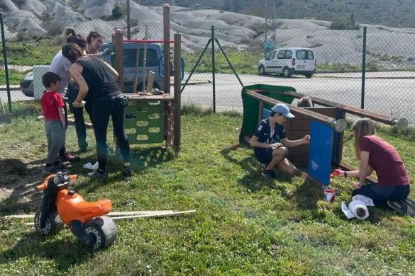 Irunberriko ikastolako kideen auzolana, jolastokia moldatzeko. NAFARROAKO HITZA Irunberriko ikastolako kideen auzolana, jolastokia moldatzeko. NAFARROAKO HITZA