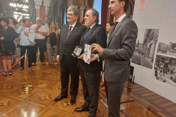Duela bi urte sortu zuen Bilboko Udalak Ehun. Betiko dendak betirako ekimena, ehun urte baino gehiago dituzten negozioak babesteko. Besteak beste, omenaldi bat egin zieten. Irudian, Juan Mari Aburto alkatea, Manuel Monge eta Xabier Otxandiano Merkataritza zinegotzia, 2022ko irailean.MANUEL MONGE Duela bi urte sortu zuen Bilboko Udalak Ehun. Betiko dendak betirako ekimena, ehun urte baino gehiago dituzten negozioak babesteko. Besteak beste, omenaldi bat egin zieten. Irudian, Juan Mari Aburto alkatea, Manuel Monge eta Xabier Otxandiano Merkataritza zinegotzia, 2022ko irailean.MANUEL MONGE