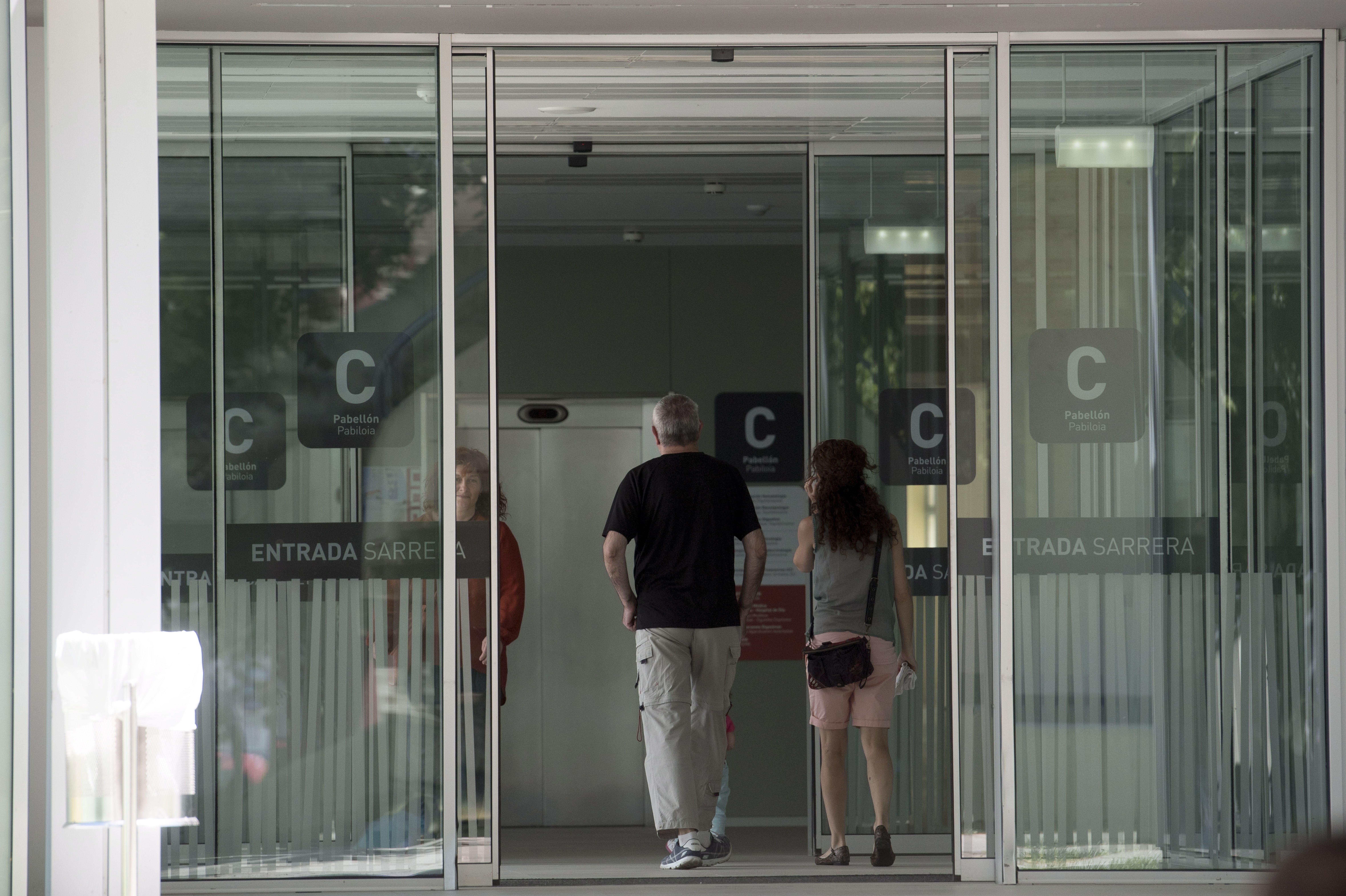 Bi lagun, ospitalean sartzen, Iruñean. IÑIGO URIZ / FOKU