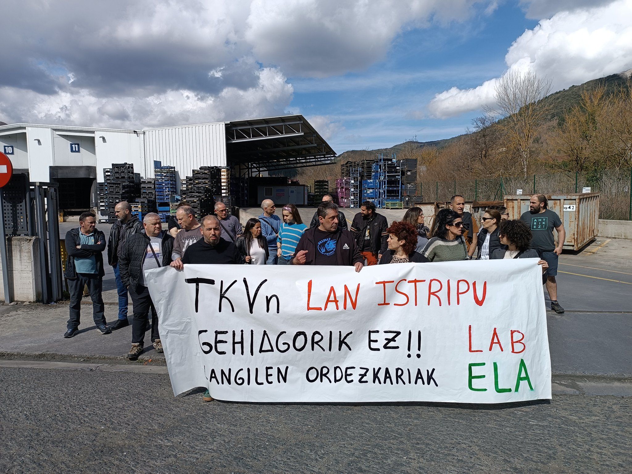TKV taldeko Areazka 2014 enpresako langileek elkarretaratzea egin zuten 2024ko martxoaren 15ean, lan istripua salatzeko. LAB