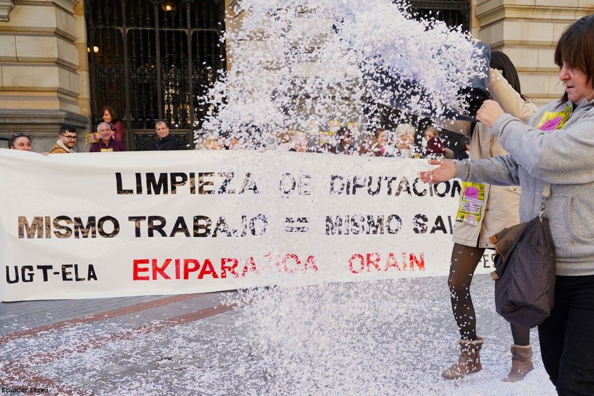 Bizkaiko Aldundiko garbitzaileen protesta bat. ECUADOR ETXEA