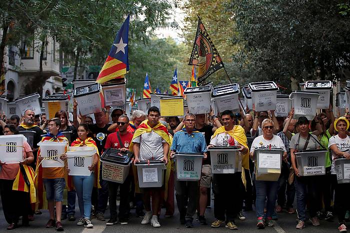 Bartzelonan iluntzean egindako manifestazioaren irudi bat. U-1eko boto kutxak eraman dituzte parlamentu aurrera. ALBERTO ESTEVEZ / EFE