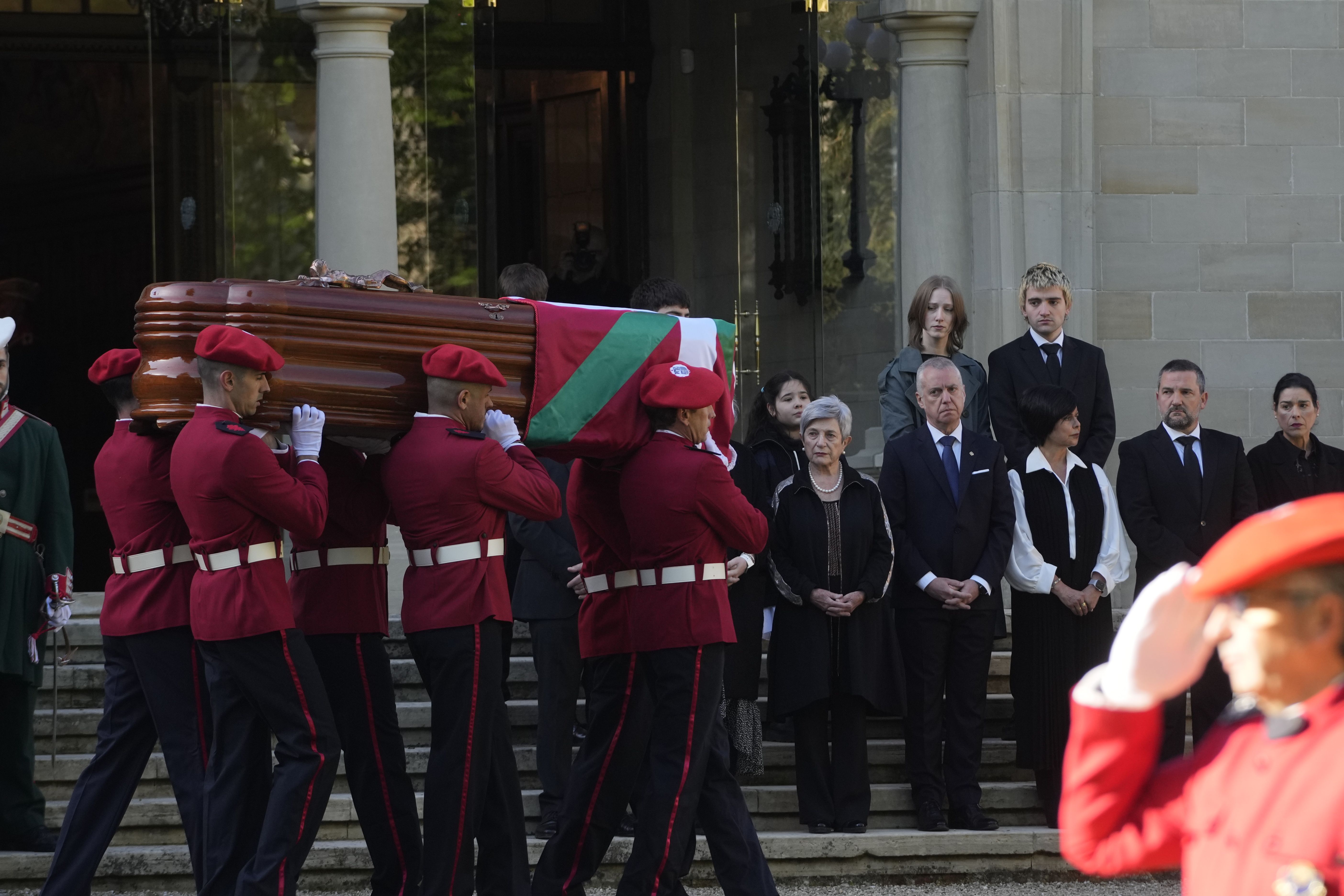 Jose Antonio Ardanzaren hil kutxa, atzo, Ajurianean. ADFRIAN RUIZ HIERRO / EFE