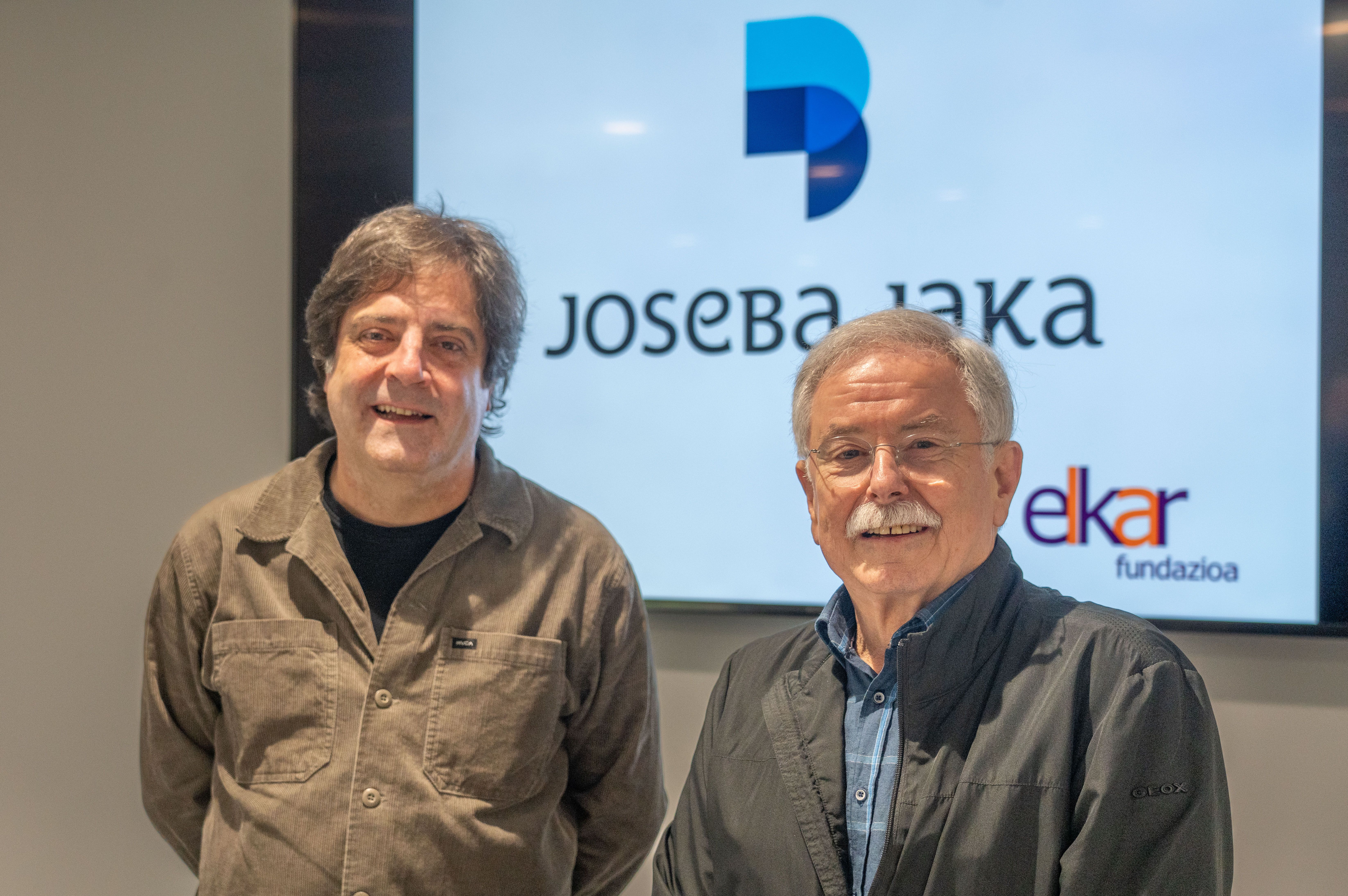 Josu Goikoetxea, bekaren irabazlea, eta Josemari Sors, Elkar fundazioko lehendakaria. ANDONI CANELLADA / FOKU