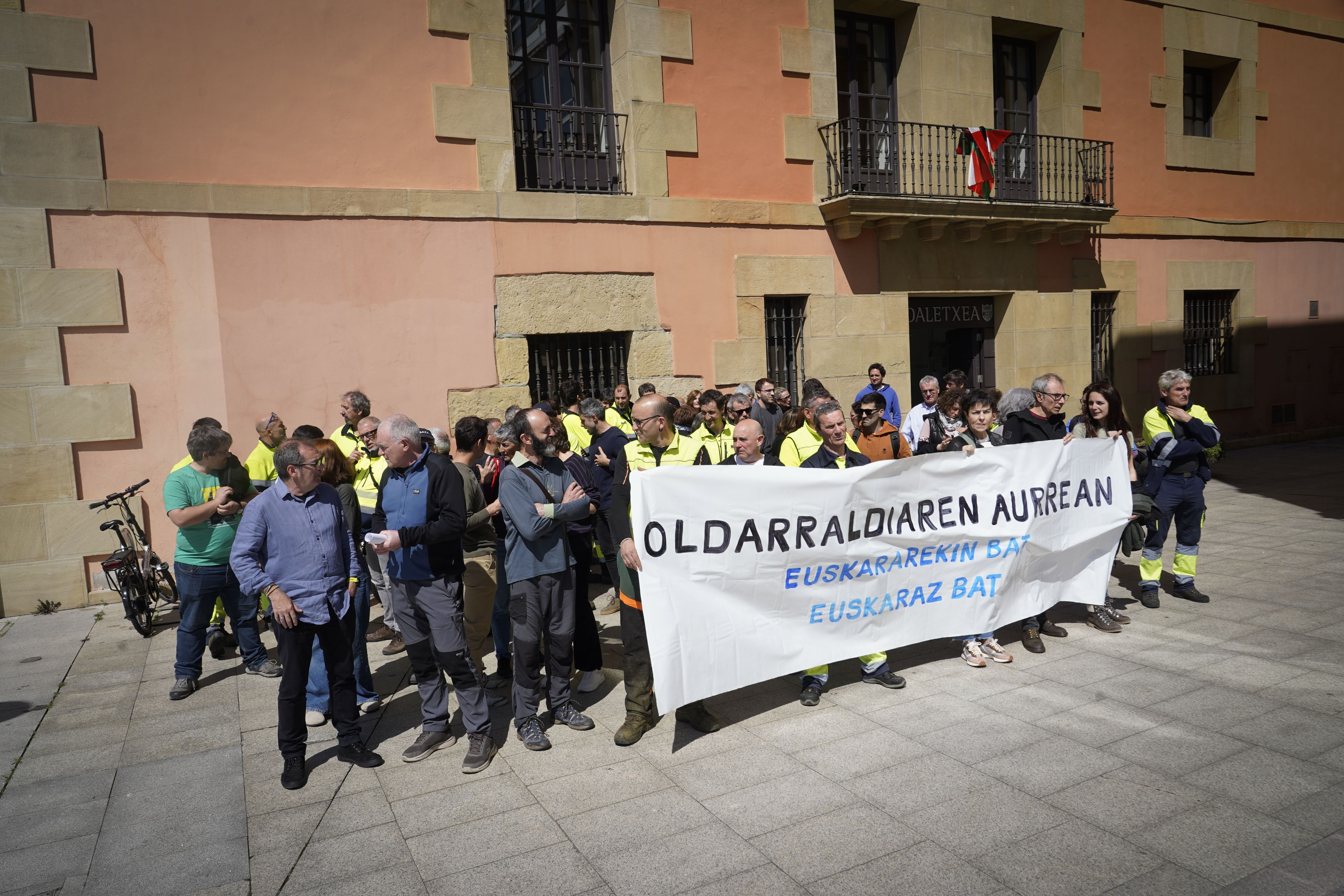 Pasaiako Udaleko langile batzordearen protesta, gaur eguerdian. GORKA RUBIO / FOKU