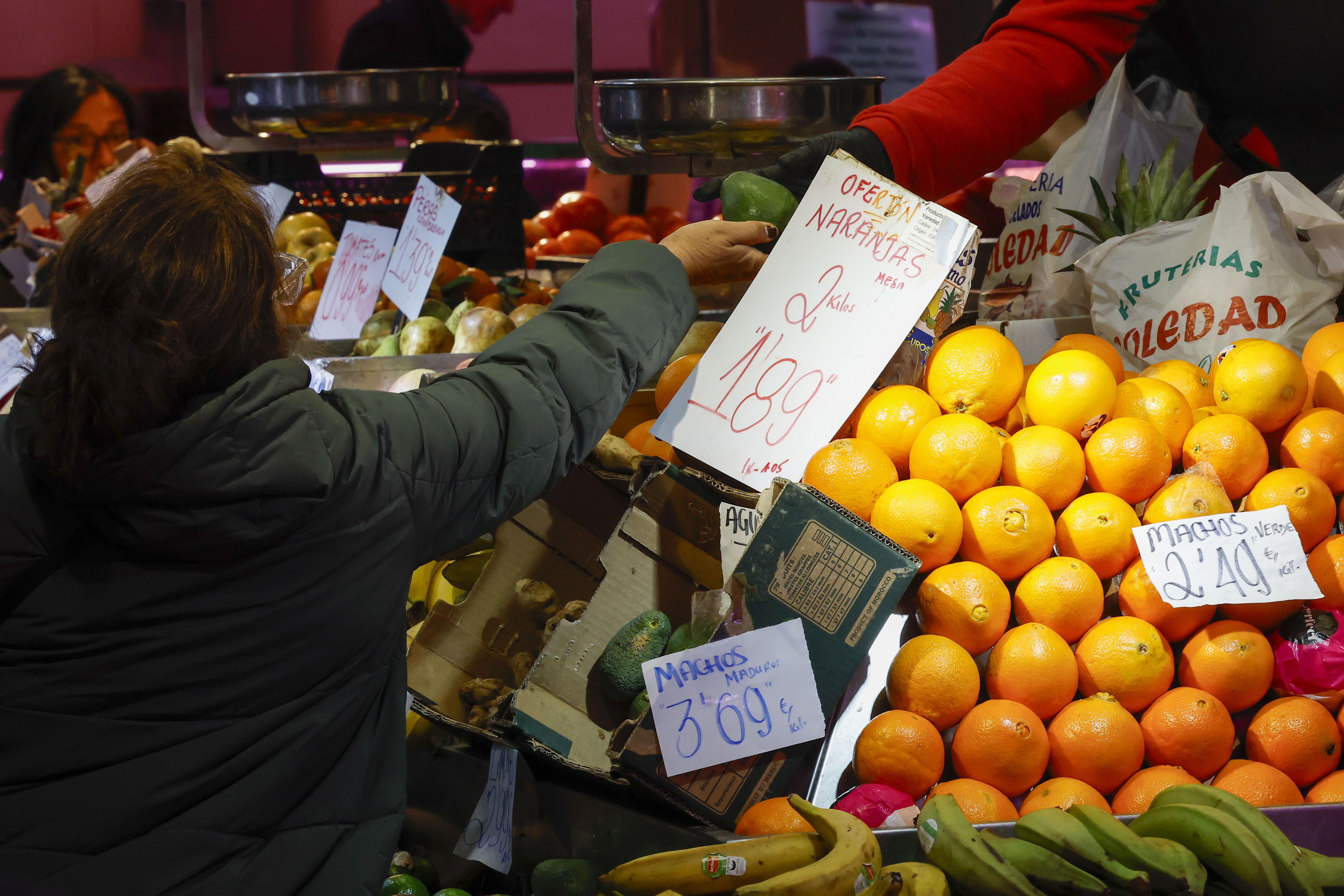 Fruta iaz baino %10 garestiago dago aurten, baina barazkiak, %10 merkeago. CHEMA MOYA / EFE