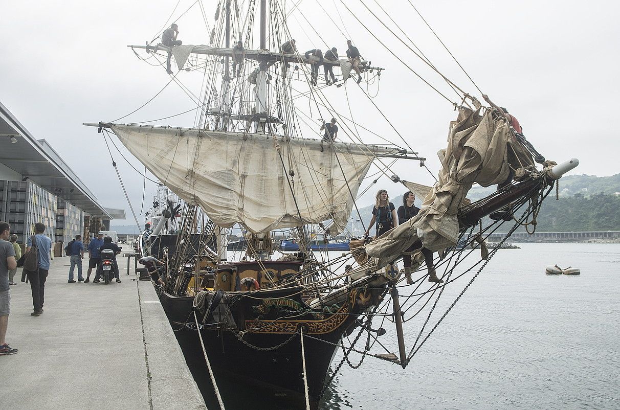 Getariako portura iritsi zen atzo goizean Tres Hombres belaontzia, eta astelehenean joango da herritik. JON URBE / FOKU.