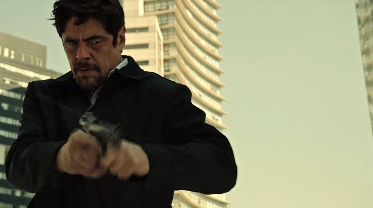 Benicio del Toro aktorea Sicario-ren bigarren zatian agertuko da, aurrenekoko pertsonaia bera jokatzen. BERRIA.