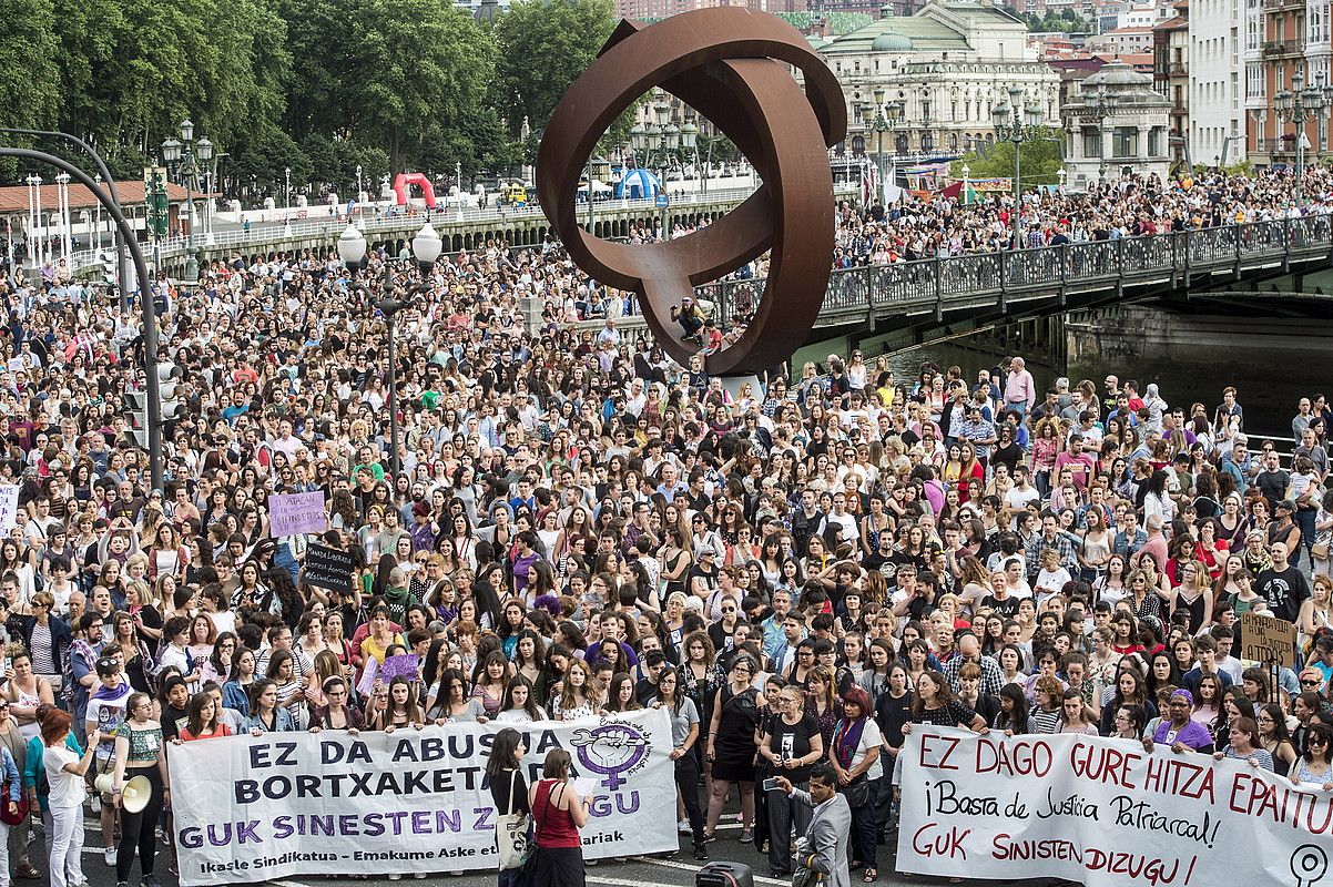 Bilboko Mugimendu Feministak udaletxe aurrean egindako elkarretaratzea. Epaitegietatik abiatu zen manifestazioa. MARISOL RAMIREZ / FOKU.