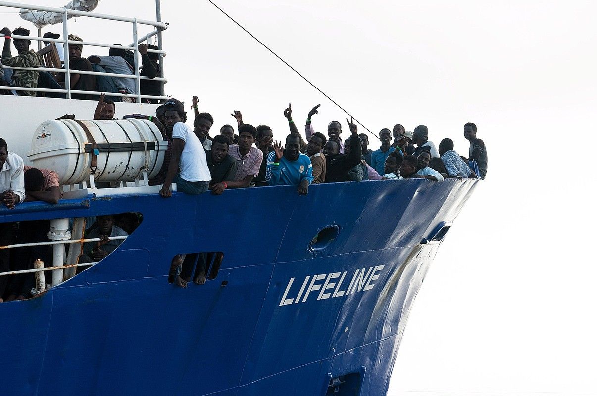 Lifeline GKEaren barkuan 224 iheslari daude, Libia iparraldean erreskataturikoak. HERMINE POSCHMANN / EFE.