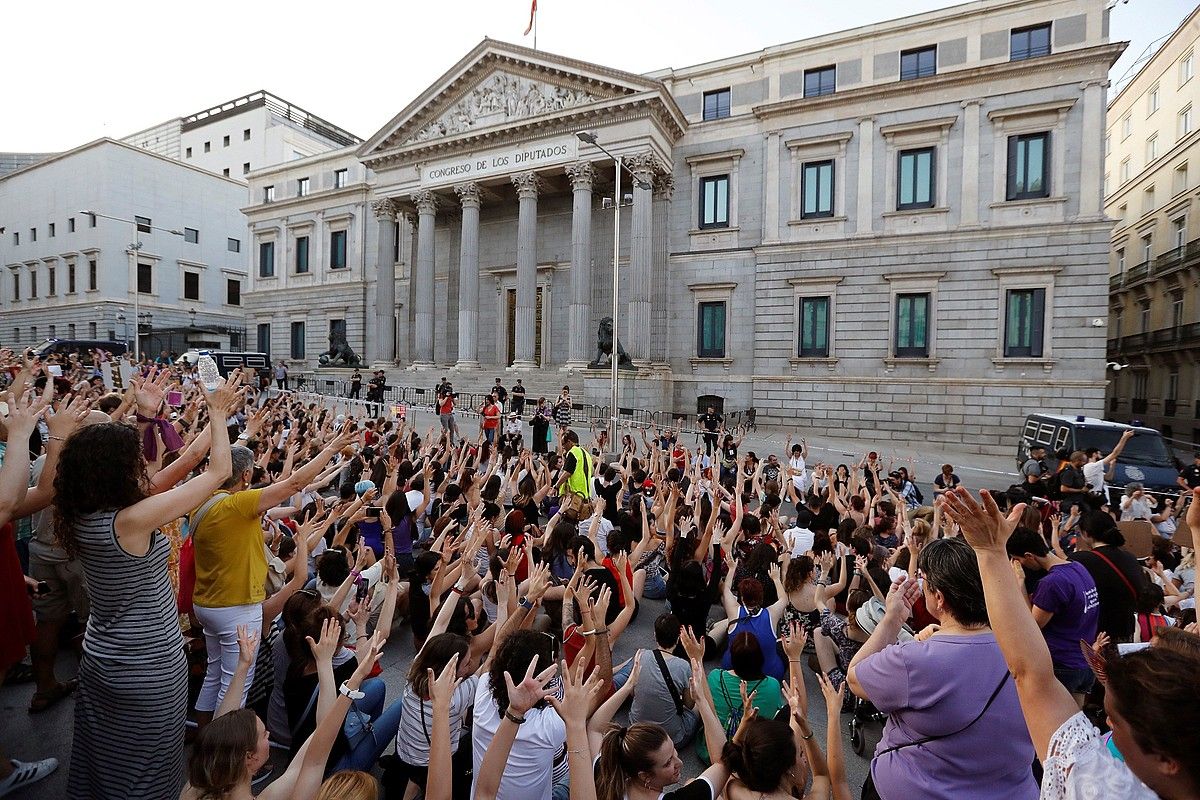 Espainiako Kongresuaren atariraino joan ziren manifestariak atzo, Madrilen. CARLOS HIDALGO / EFE. Espainiako Kongresuaren atariraino joan ziren manifestariak atzo, Madrilen. CARLOS HIDALGO / EFE.