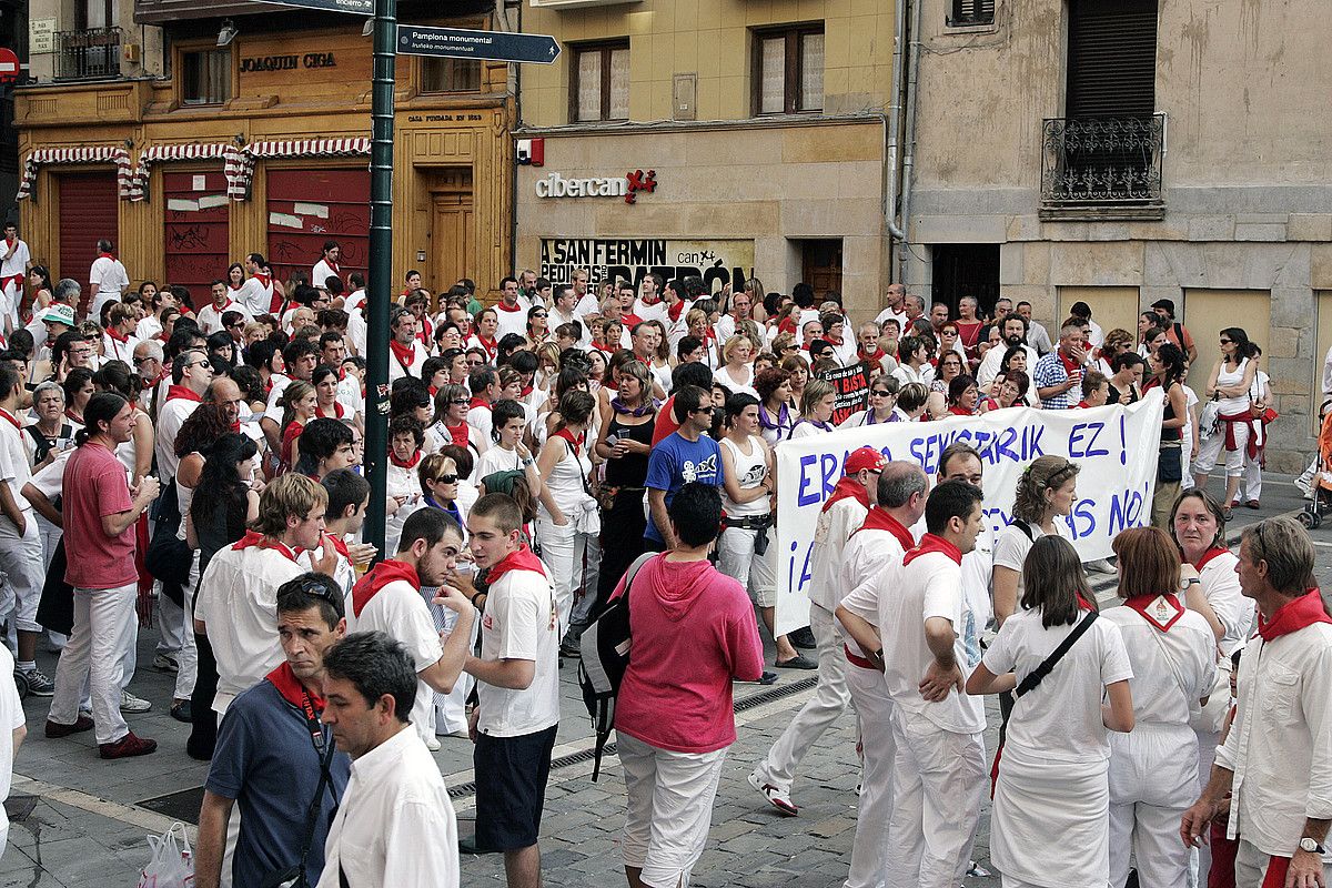 Nagore Laffageren hilketa salatzeko mugimendu feministak deituta egindako lehen mobilizazioa, 2008ko uztailaren 10ean. IÑIGO URIZ / FOKU.