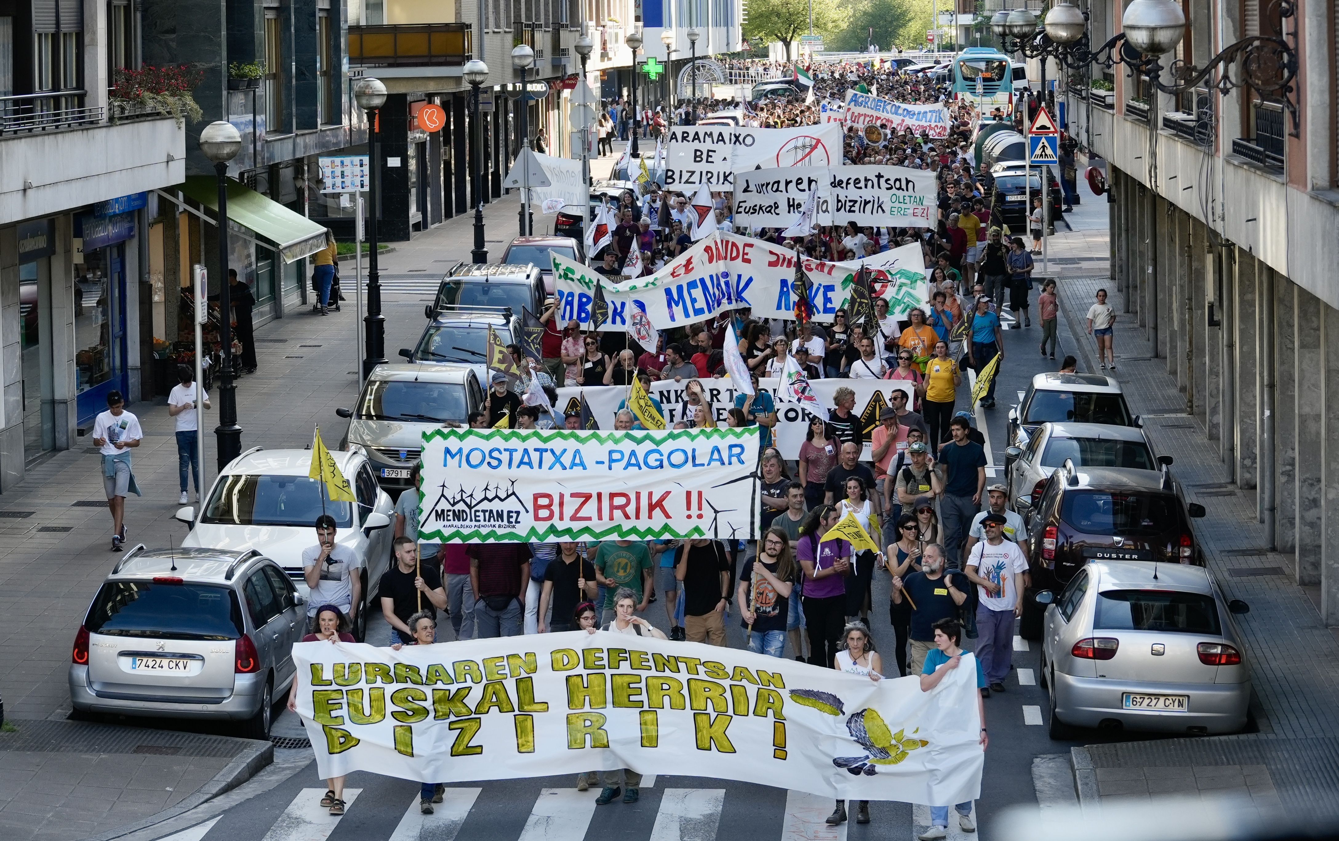 Manifestazio jendetsua egin dute arratsaldean. ANDONI CANELLADA / FOKU