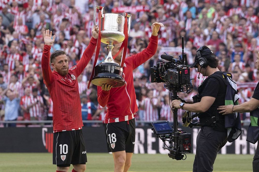 Athleticeko kapitainak koparekin, gaur, partida aurretik. RAUL BOGAJO / FOKU