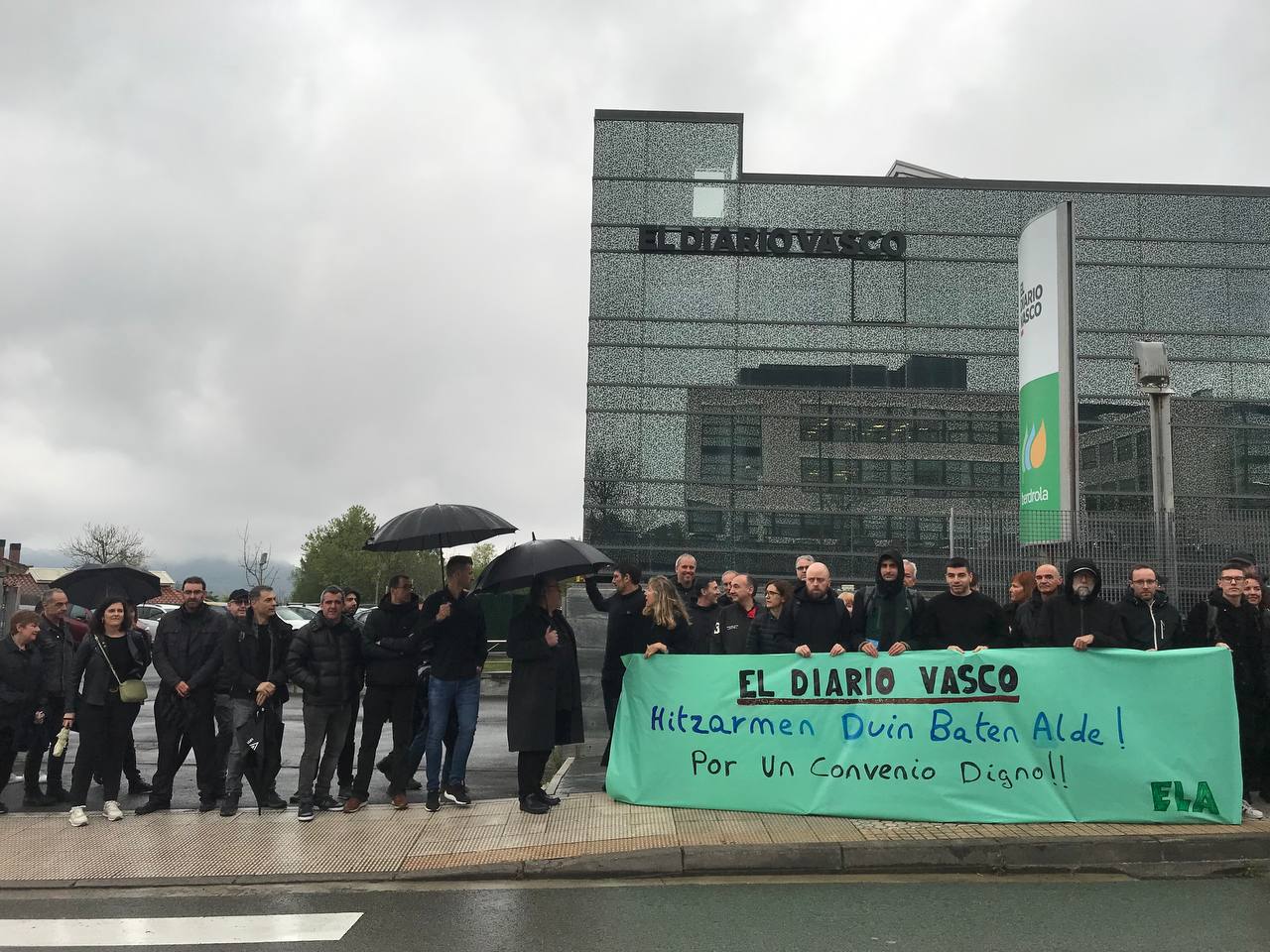 'El Diario Vasco' egunkariko langileen protesta, atzo. ELA