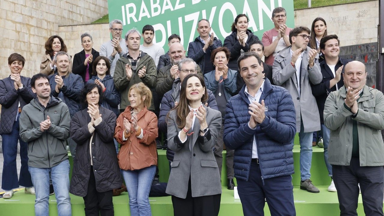 Bakartxo Tejeria, Imanol Pradales eta Andoni Ortuzar, Eibarren. BERRIA