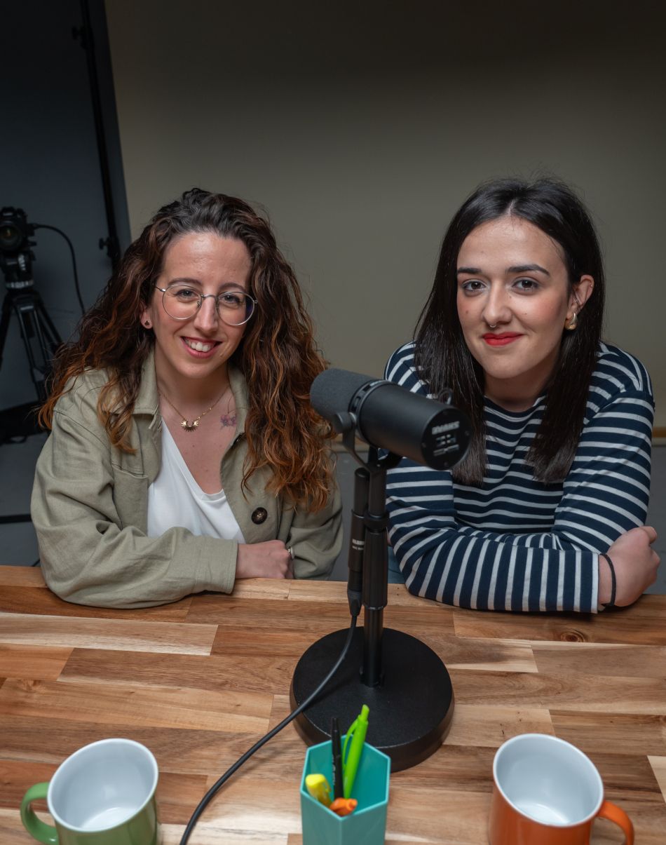 'Ez hain ondo' bideopodcasta: Ane Zuazubiskar kazetaria eta Irati Perez psikologoa. 'Ez hain ondo' bideopodcasta: Ane Zuazubiskar kazetaria eta Irati Perez psikologoa.