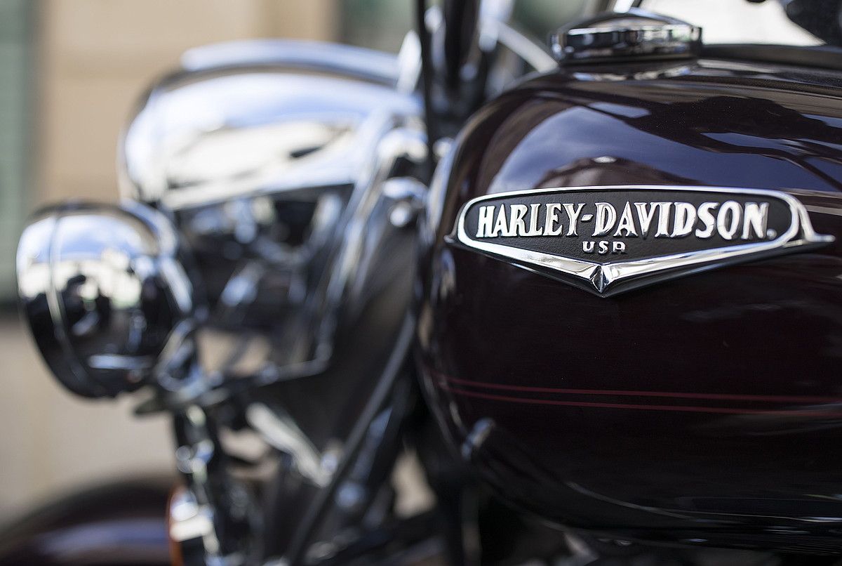 Harley Davidson markako motor bat, artxiboko irudi batean. IAN LANGSDON / EFE.