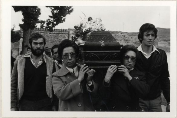 Frankismoak hildako herritar baten aldeko hileta, Azagran, 1978. urtean. JOSEFINA CAMPOS FUNTSA