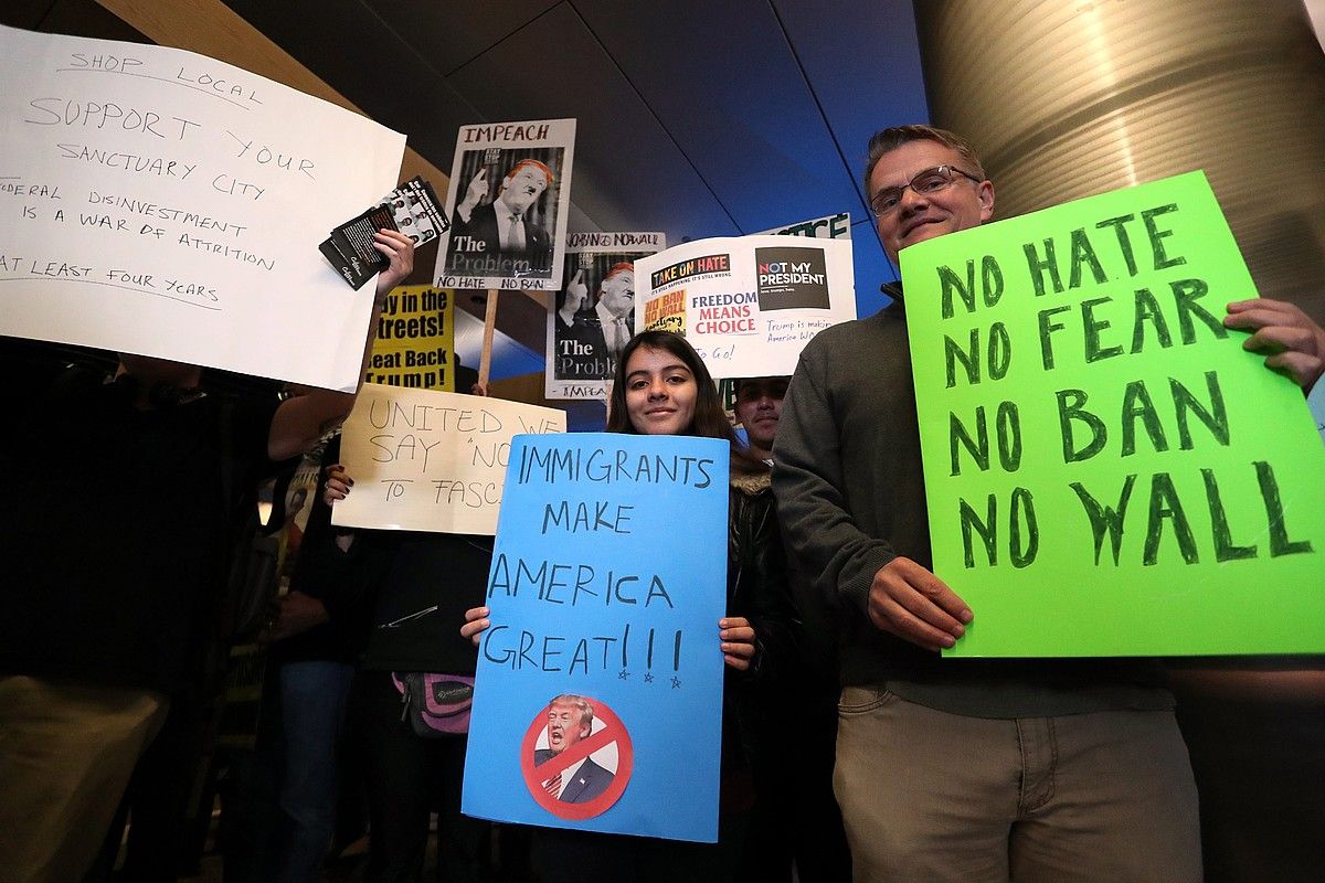 Iaz Trumpek ezarri nahi izan zuen lehen beto saiakeraren aurka Los Angelesen egindako protesta. MIKE NELSON / EFE. Iaz Trumpek ezarri nahi izan zuen lehen beto saiakeraren aurka Los Angelesen egindako protesta. MIKE NELSON / EFE.