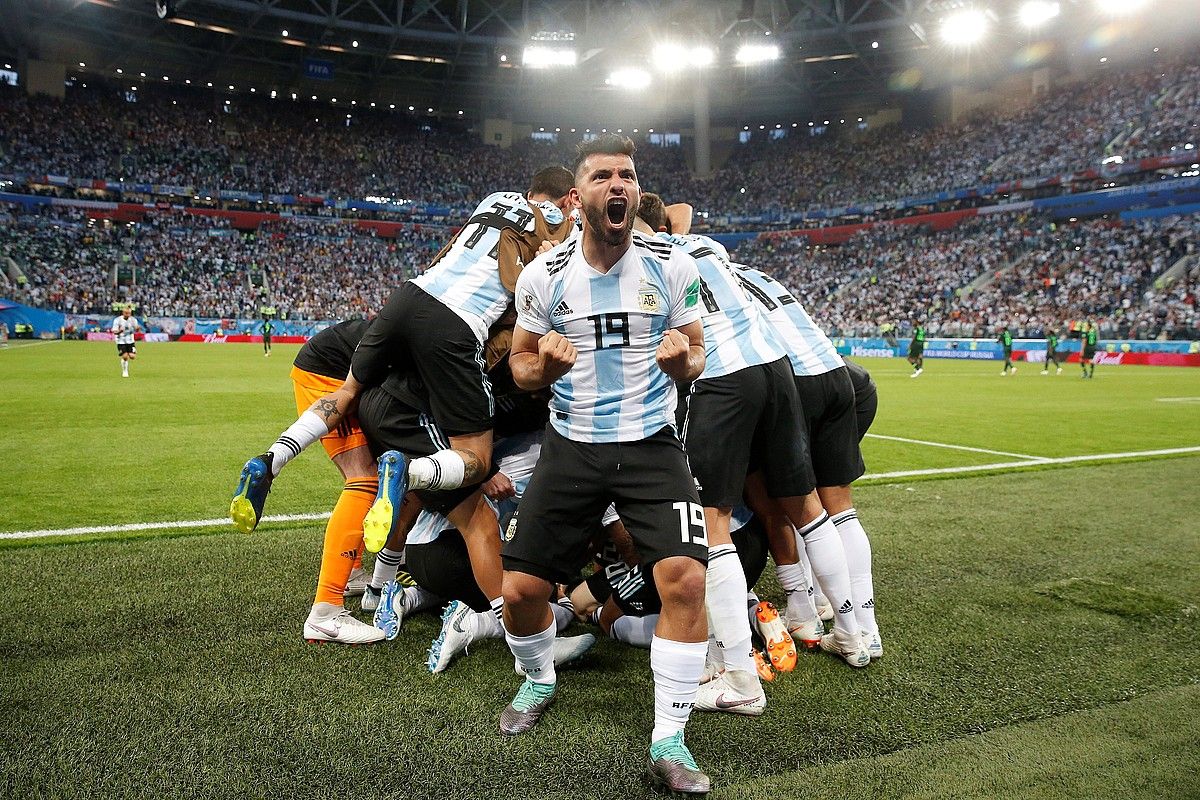 Kun Aguero Argentinako aurrelaria bere selekzioaren bigarren gola ospatzen; atzean, taldekideak elkar besarkatzen. JUAN HERERO / EFE.