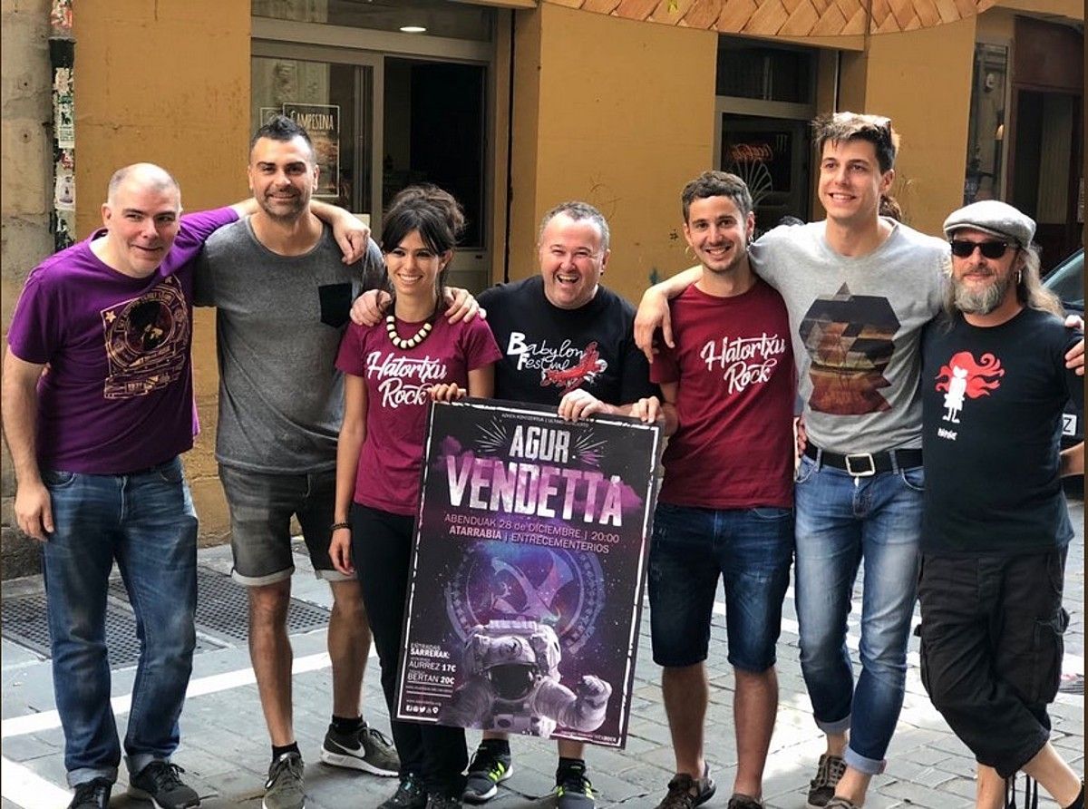 Vendetta taldeko kideak, atzo, agur kartela eskuetan zutela. BERRIA. Vendetta taldeko kideak, atzo, agur kartela eskuetan zutela. BERRIA.