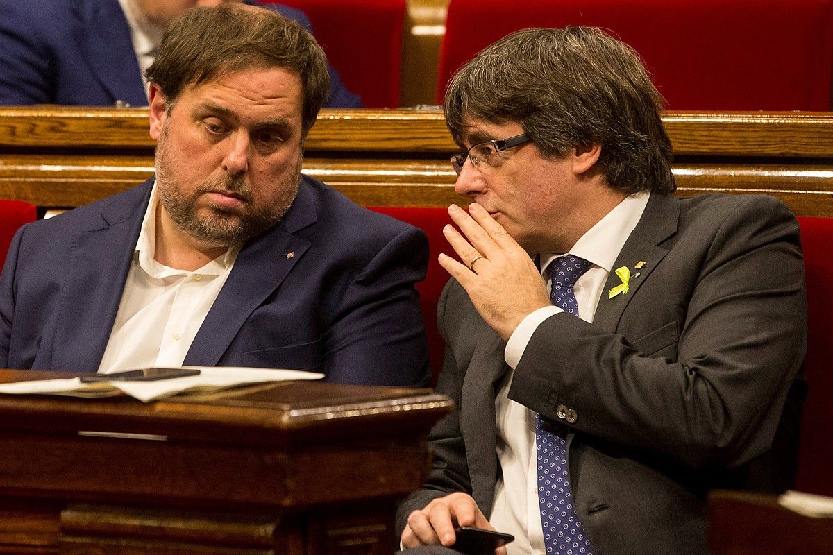Oriol Junqueras eta Carles Puigdemont Kataluniako presidenteorde eta presidente kargugabetuak, joan den urriaren 27an parlamentuan. QUIQUE GARCIA / EFE.