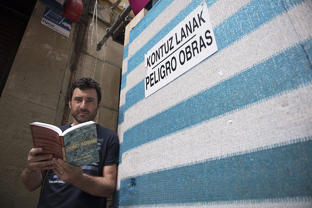 Aritz Gorrotxategi, Istorio bakarra eskuetan duela, atzo, Donostian. JUAN CARLOS RUIZ / FOKU. Aritz Gorrotxategi, Istorio bakarra eskuetan duela, atzo, Donostian. JUAN CARLOS RUIZ / FOKU.