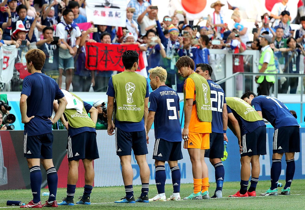 Japoniako jokalariak, Volgogradoko estadiora joaniko euren herrialdeko zaleei esker ona adierazten, atzoko partidaren ondoren. ZURAB KURTSIKIDZE / EFE. Japoniako jokalariak, Volgogradoko estadiora joaniko euren herrialdeko zaleei esker ona adierazten, atzoko partidaren ondoren. ZURAB KURTSIKIDZE / EFE.